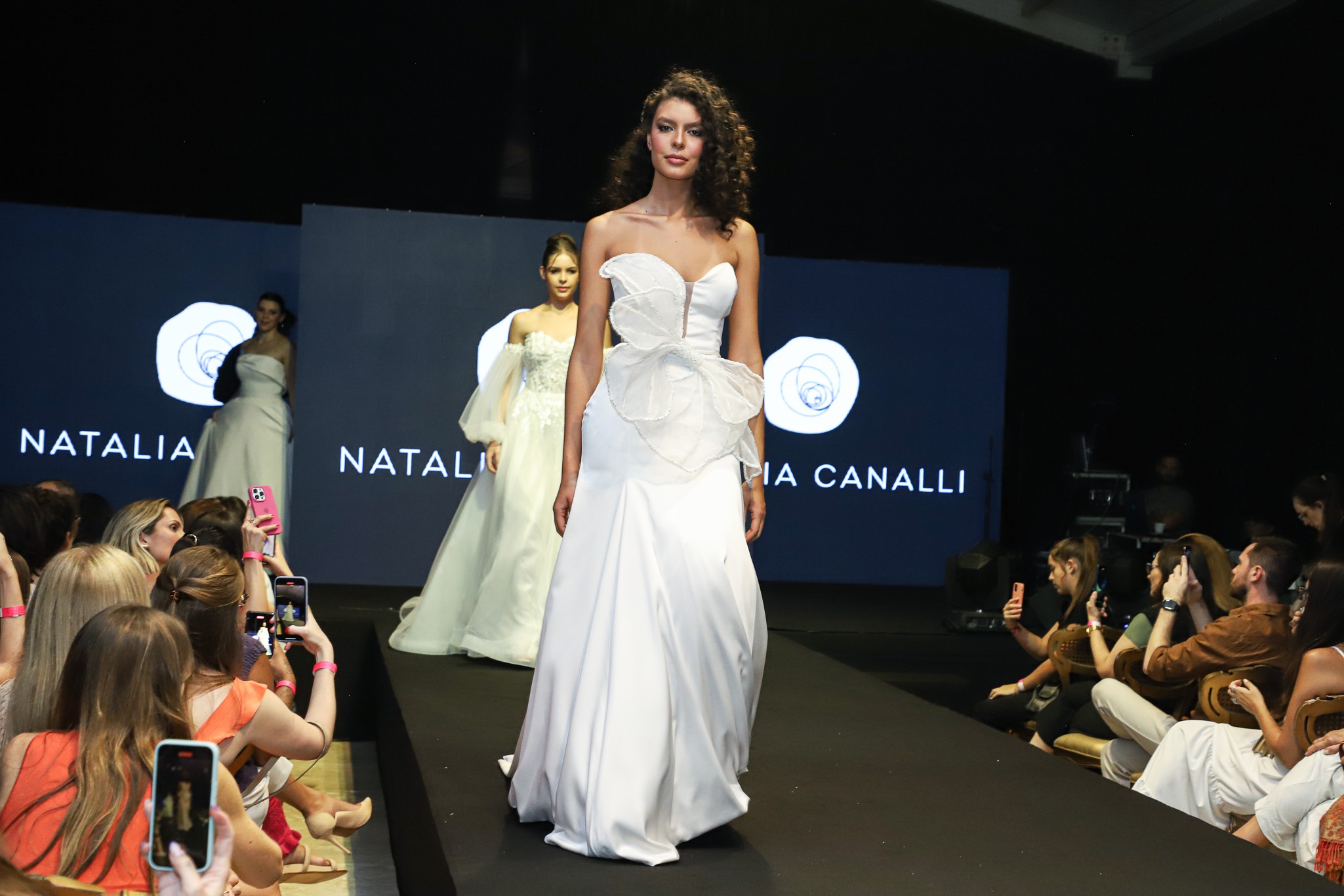 Desfile de vestidos de noiva assinado por Natalia Canalli | Foto: Namester