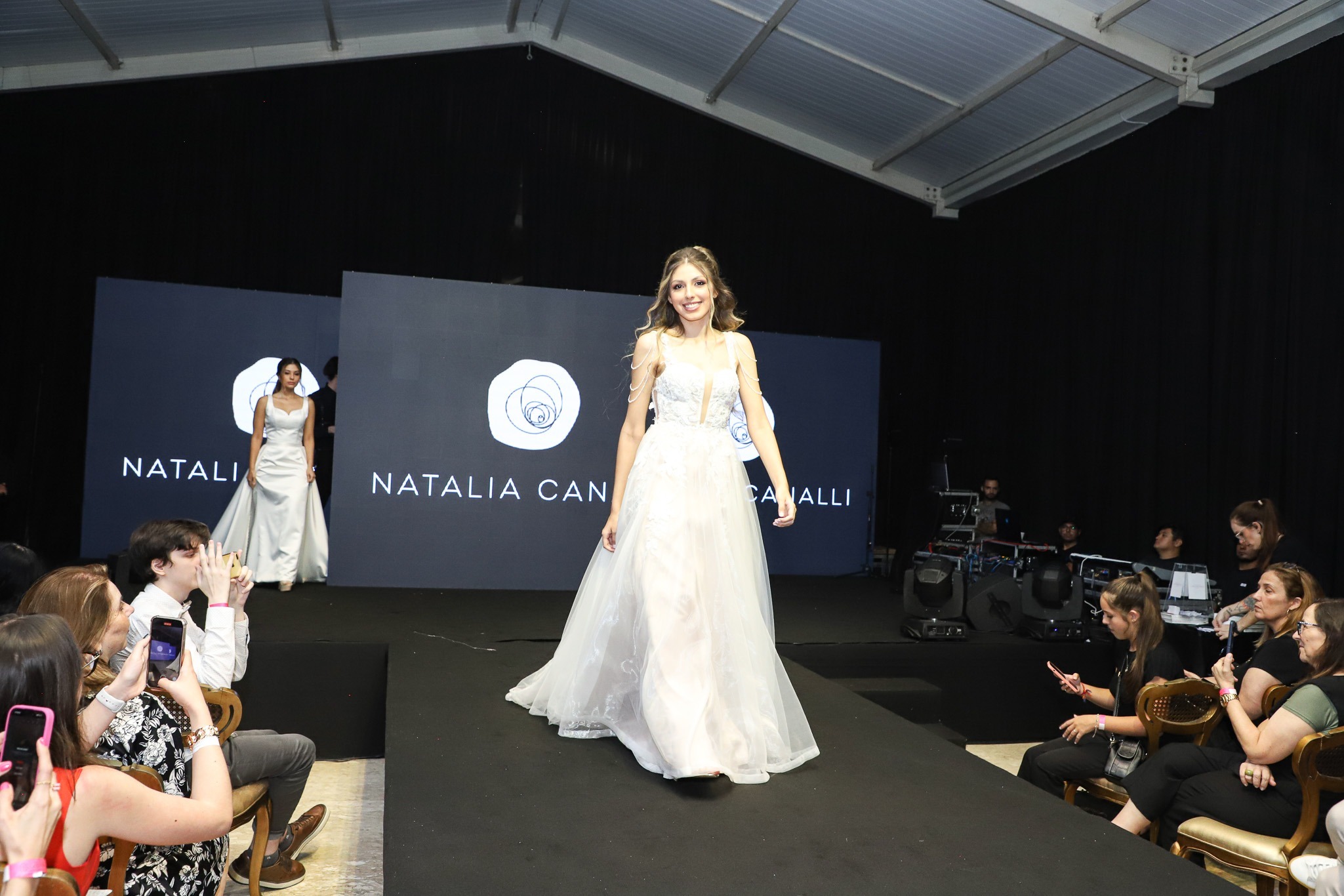 Desfile de vestidos de noiva assinado por Natalia Canalli | Foto: Namester