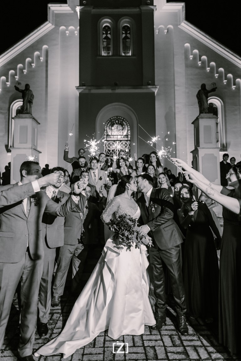 Casamento clássico: saída dos noivos na cerimônia de casamento - Foto Zoompics