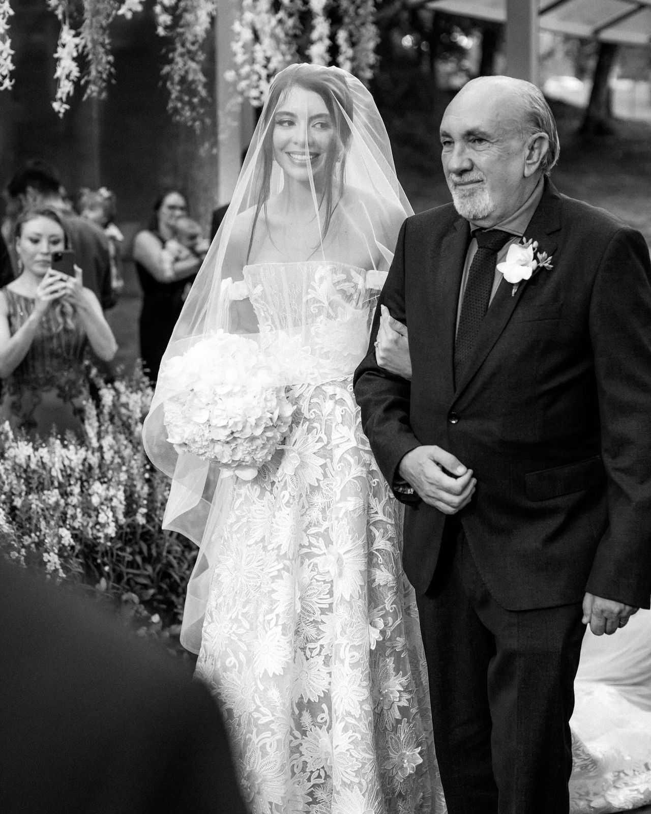 Entrada da noiva ao lado do pai | Foto: Rodrigo Sack Fotografia