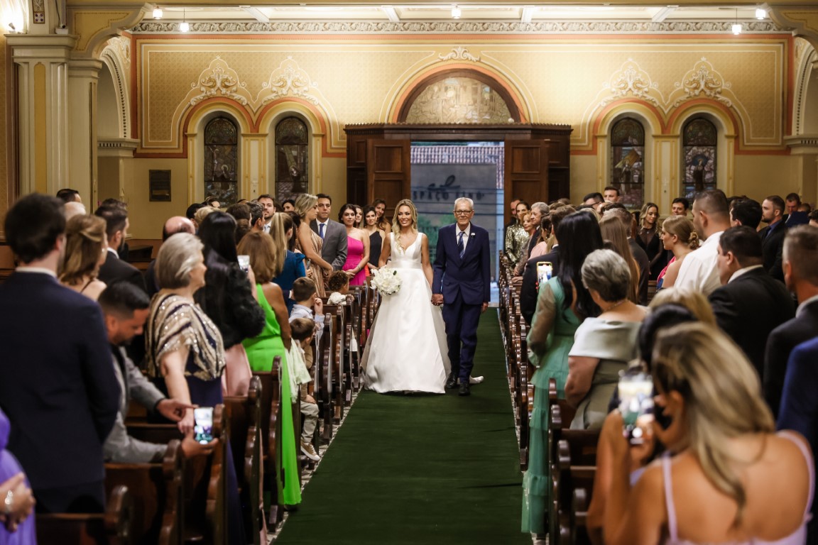Entrada da noiva e do pai na igreja - Fotos Marlise Fotografia 
