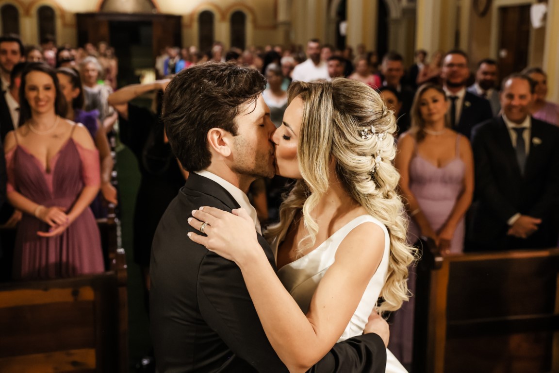 Beijo dos noivos - Fotos Marlise Fotografia 