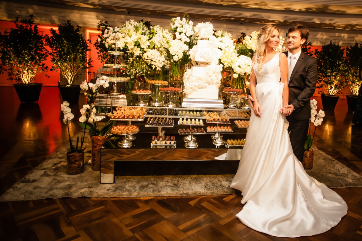 Casamento clássico: noivos na mesa do bolo de casamento - Fotos Marlise Fotografia 