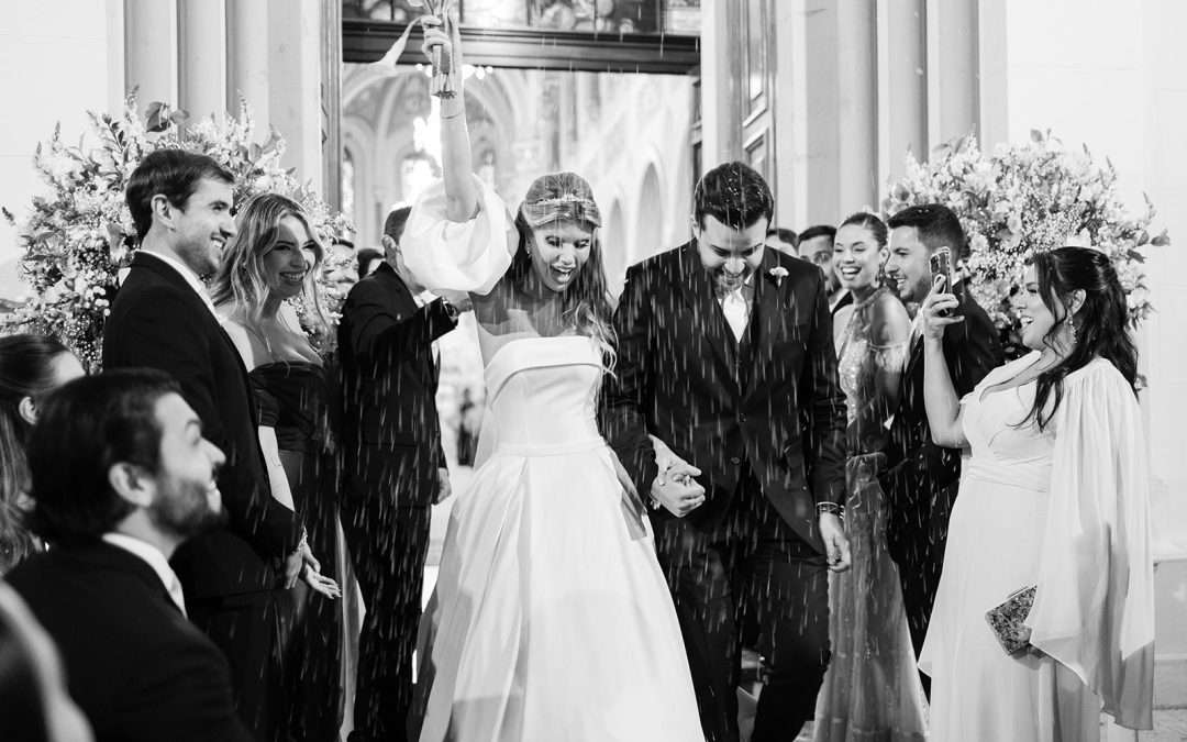 Com direito a chuva de arroz, noivos vivem o casamento dos sonhos durante cerimônia clássica em São Paulo