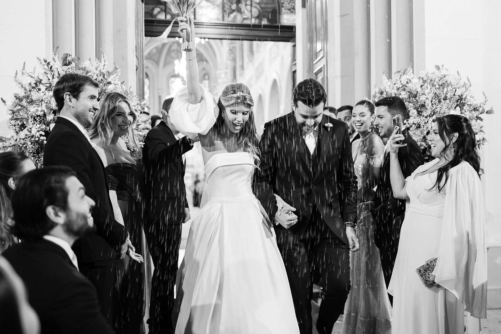 Com direito a chuva de arroz, noivos vivem o casamento dos sonhos durante cerimônia clássica em São Paulo | Foto: Ricky Arruda e Anna Quast
