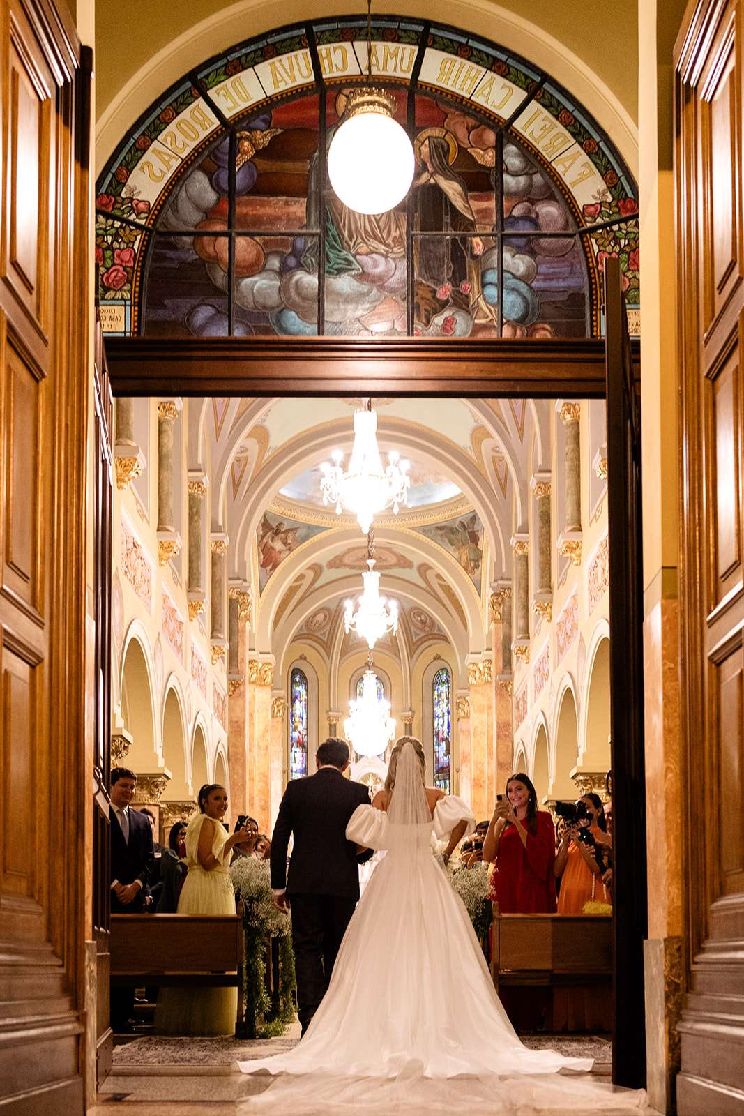 Entrada da noiva na igreja ao lado do pai | Foto: Anna Quast e Ricky Arruda