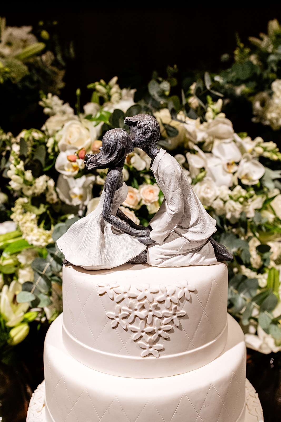 Topo do bolo para casamento com bonecos vestidos de noivos | Foto: Anna Quast e Ricky Arruda