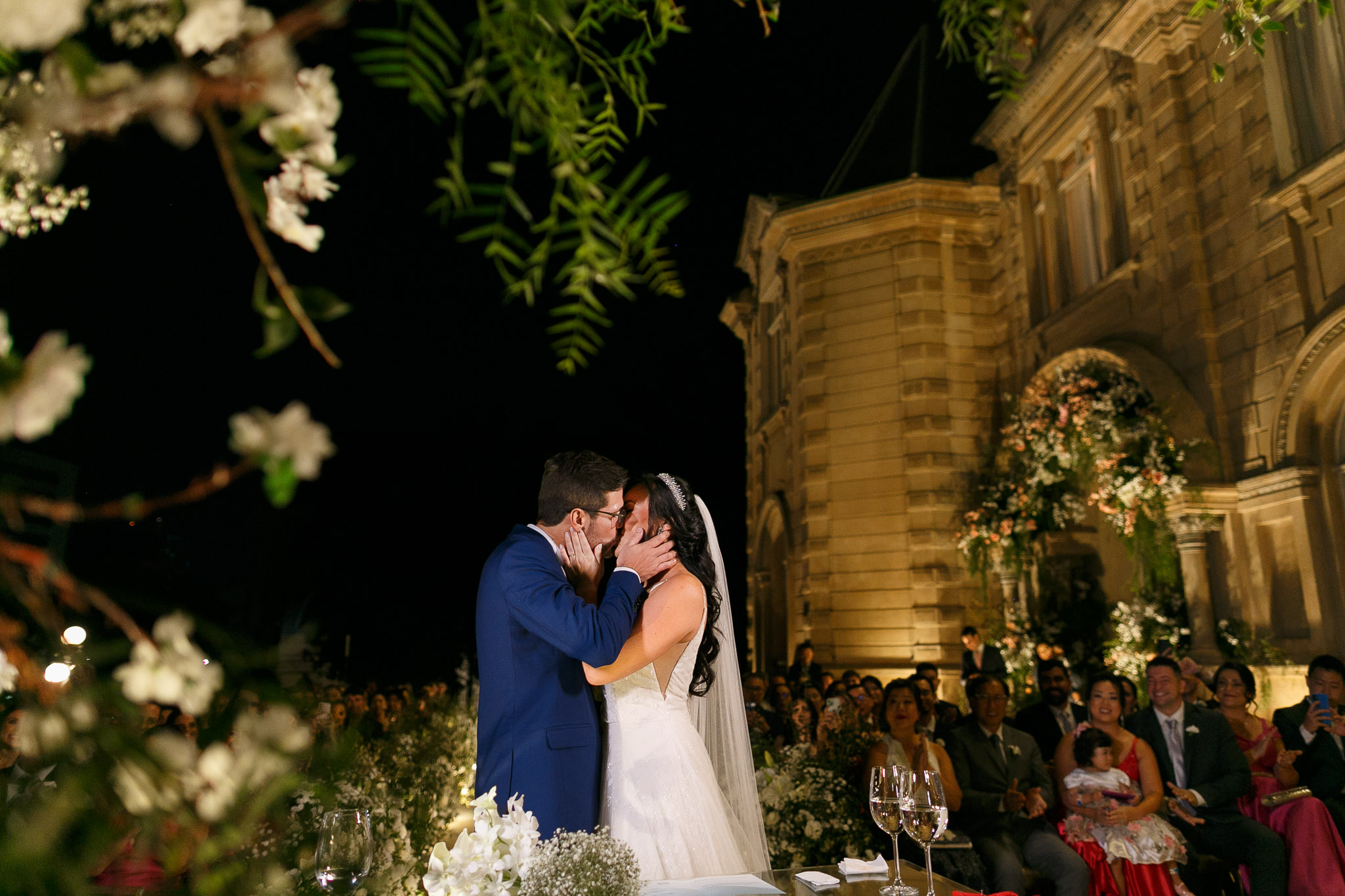 Casamento clássico: beijo dos noivos - Fotos Emerson Fiuza