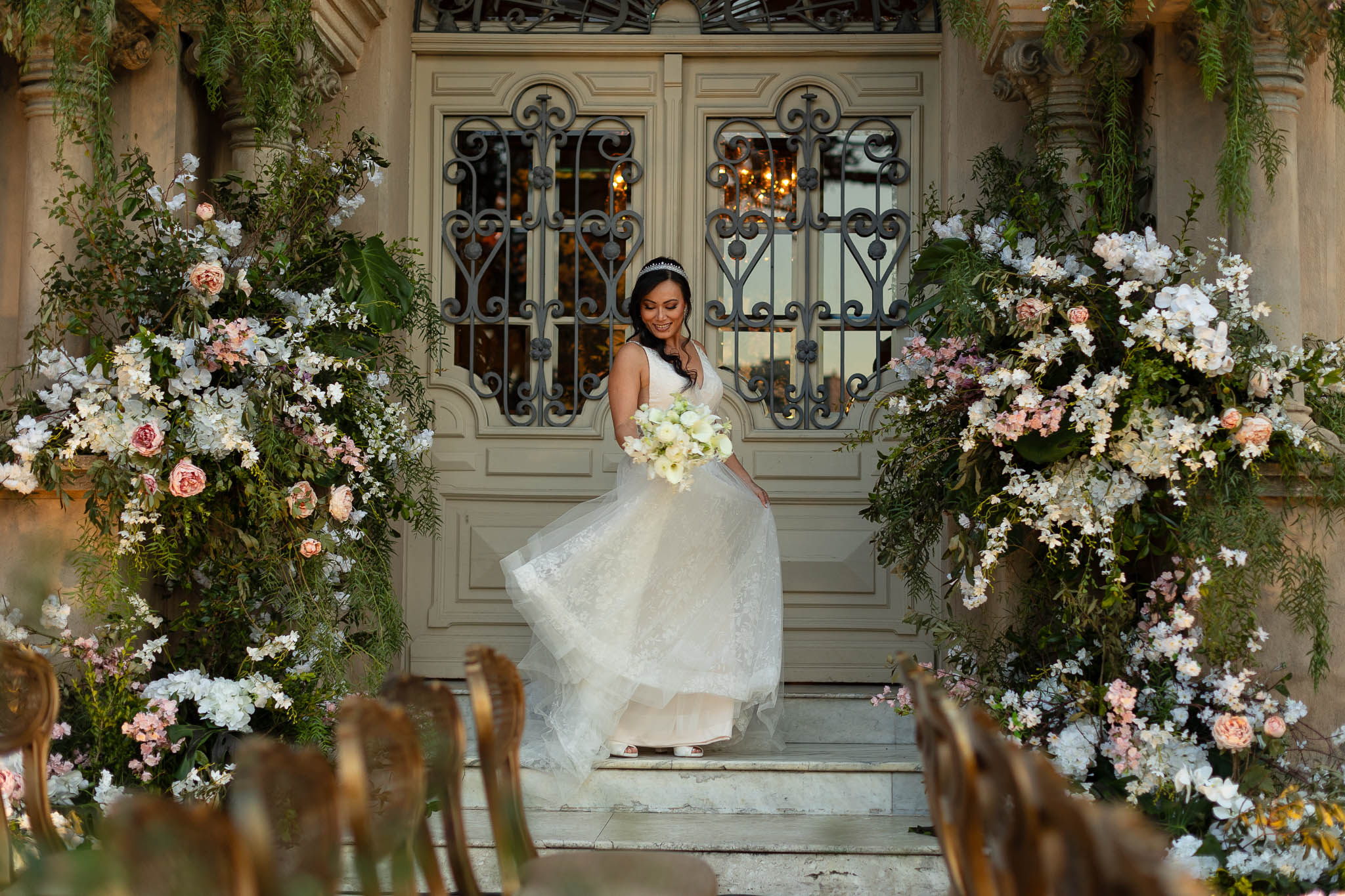 Casamento clássico: fotos da noiva na decoração - Foto Emerson Fiuza 