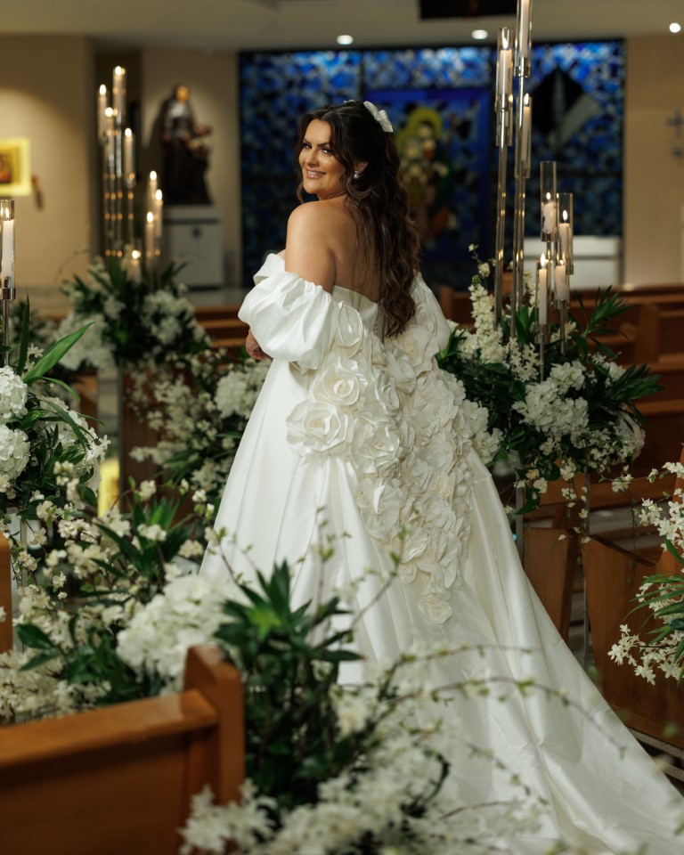 Casamento clássico: noiva na decoração da igreja - Fotos Adalberto Rodrigues   