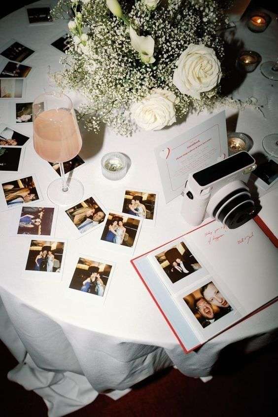 Mesa de recados e fotos em casamento | Reprodução: Pinterest
