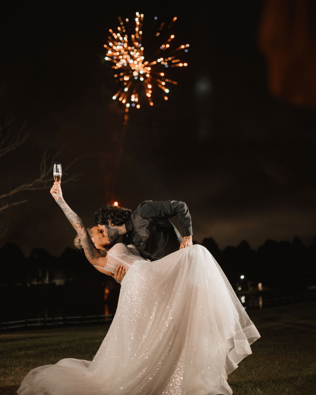 Beijo dos noivos nos fogos de Réveillon | Foto: Kami Formigari