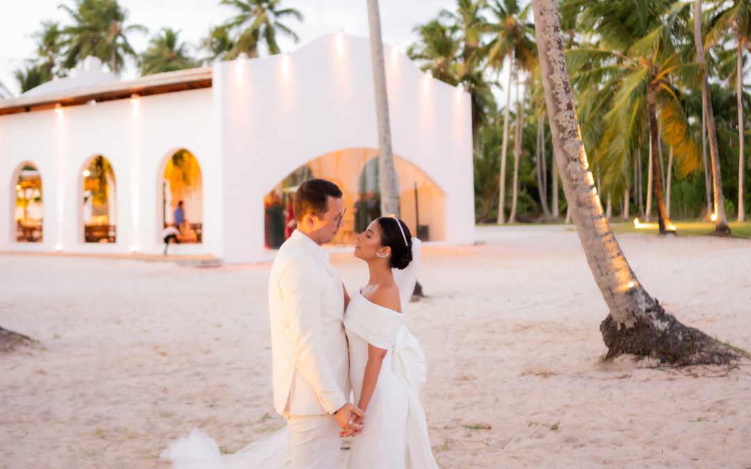 Destination Wedding em Alagoas: Capela destacou decoração clean e romântica durante cerimônia intimista. Veja os detalhes!