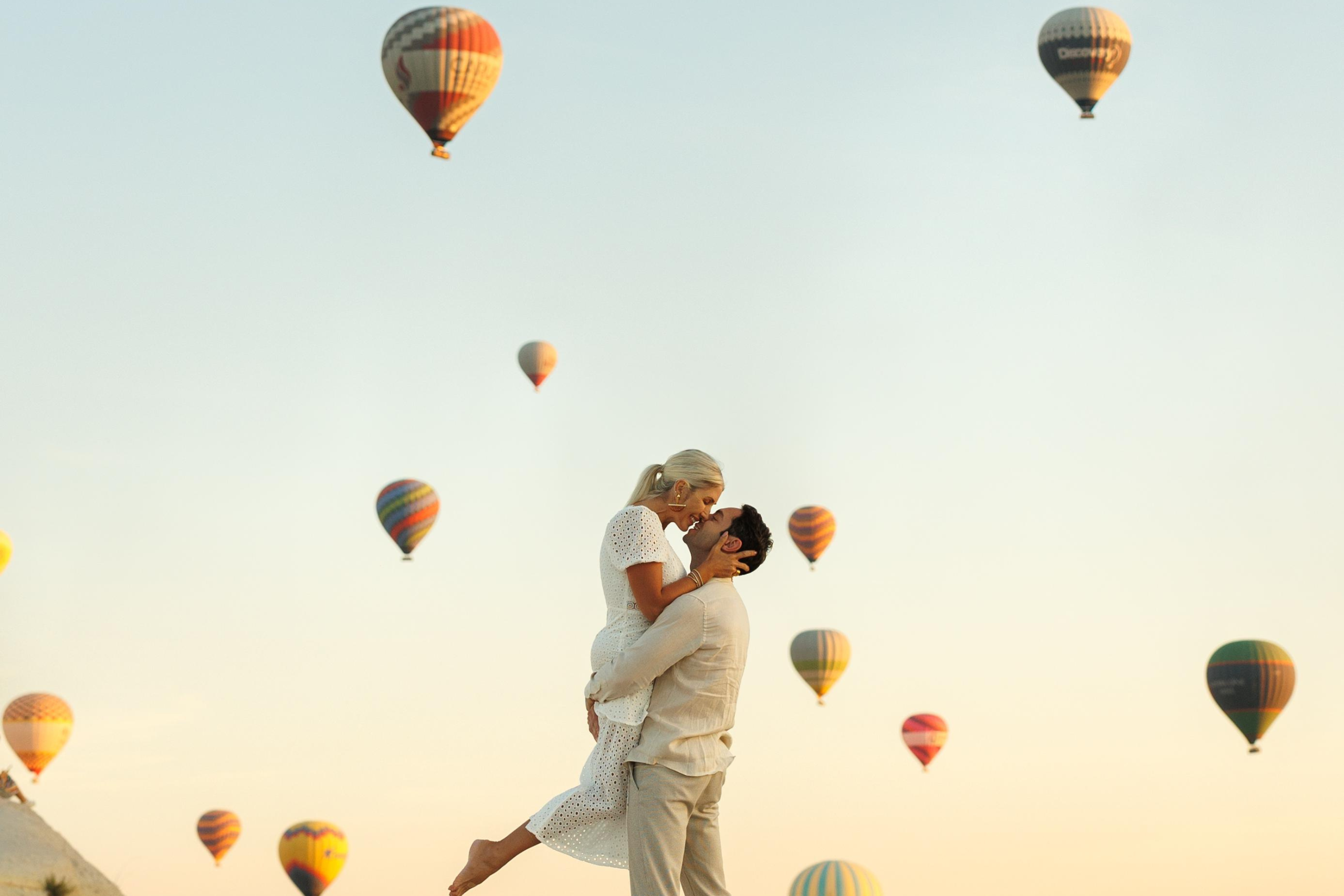 Pré-wedding na Capadócia: Luciana Krizanowski e Marcel Kriegl celebram o amor em meio paisagem única dos balões