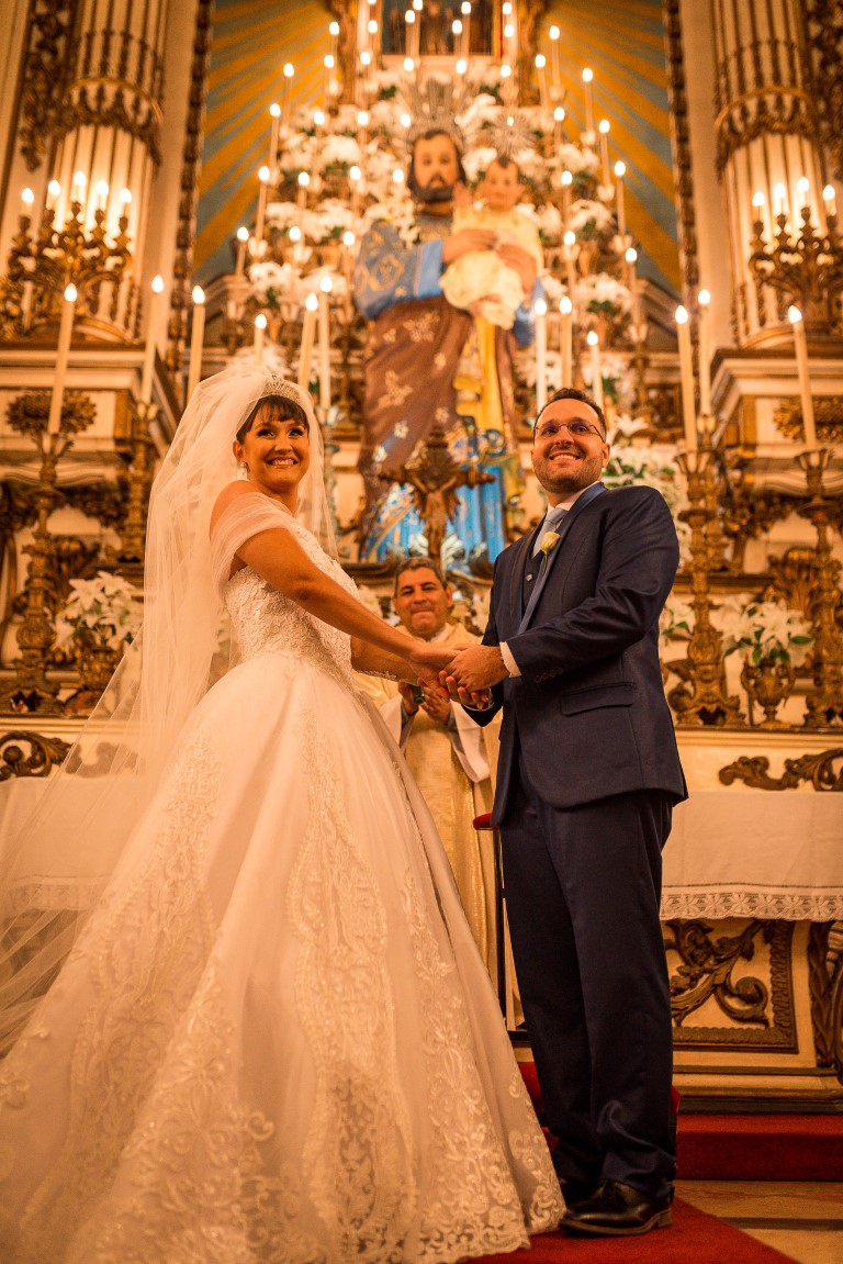 Noivos na cerimônia de casamento - Fotos Rodrigo Barionovo e Dois Focus Fotografia