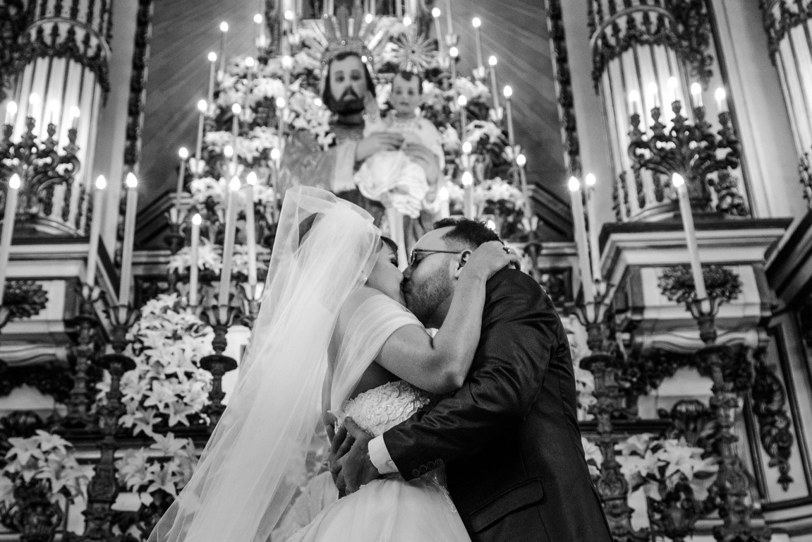 Beijo dos noivos após a cerimônia de casamento - Fotos Rodrigo Barionovo e Dois Focus Fotografia