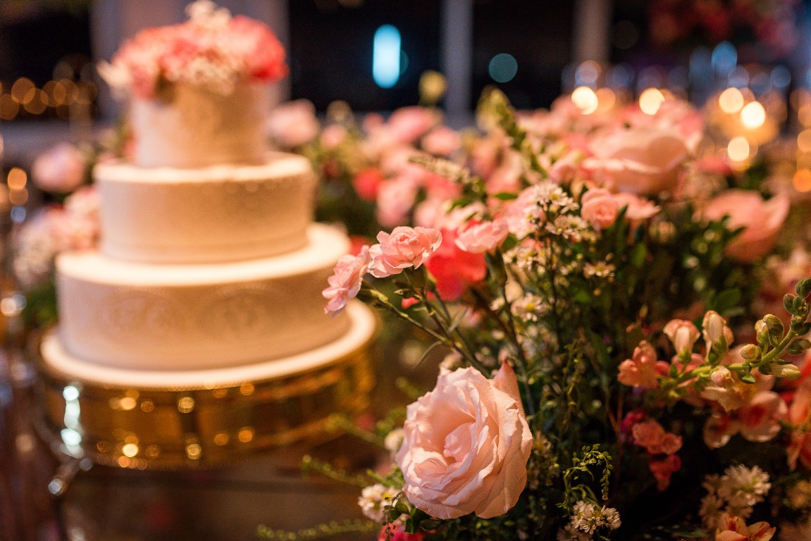 Casamento clássico: detalhes da mesa do bolo - Fotos Rodrigo Barionovo e Dois Focus Fotografia