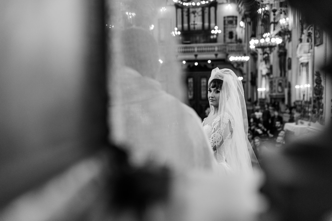 Casamento clássico: noiva na cerimônia - Fotos Rodrigo Barionovo e Dois Focus Fotografia