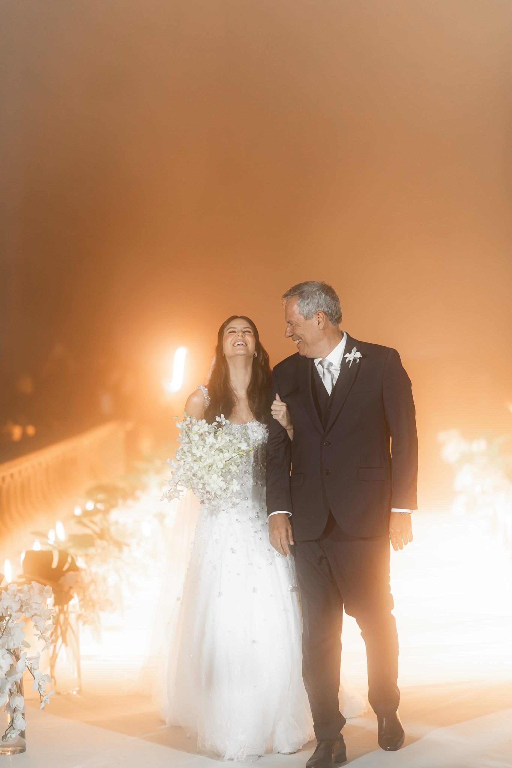 Noiva ao lado do pai caminhando em direção ao altar durante cerimônia de casamento no Cristo Redentor | Foto: Jour Béni Fotografia