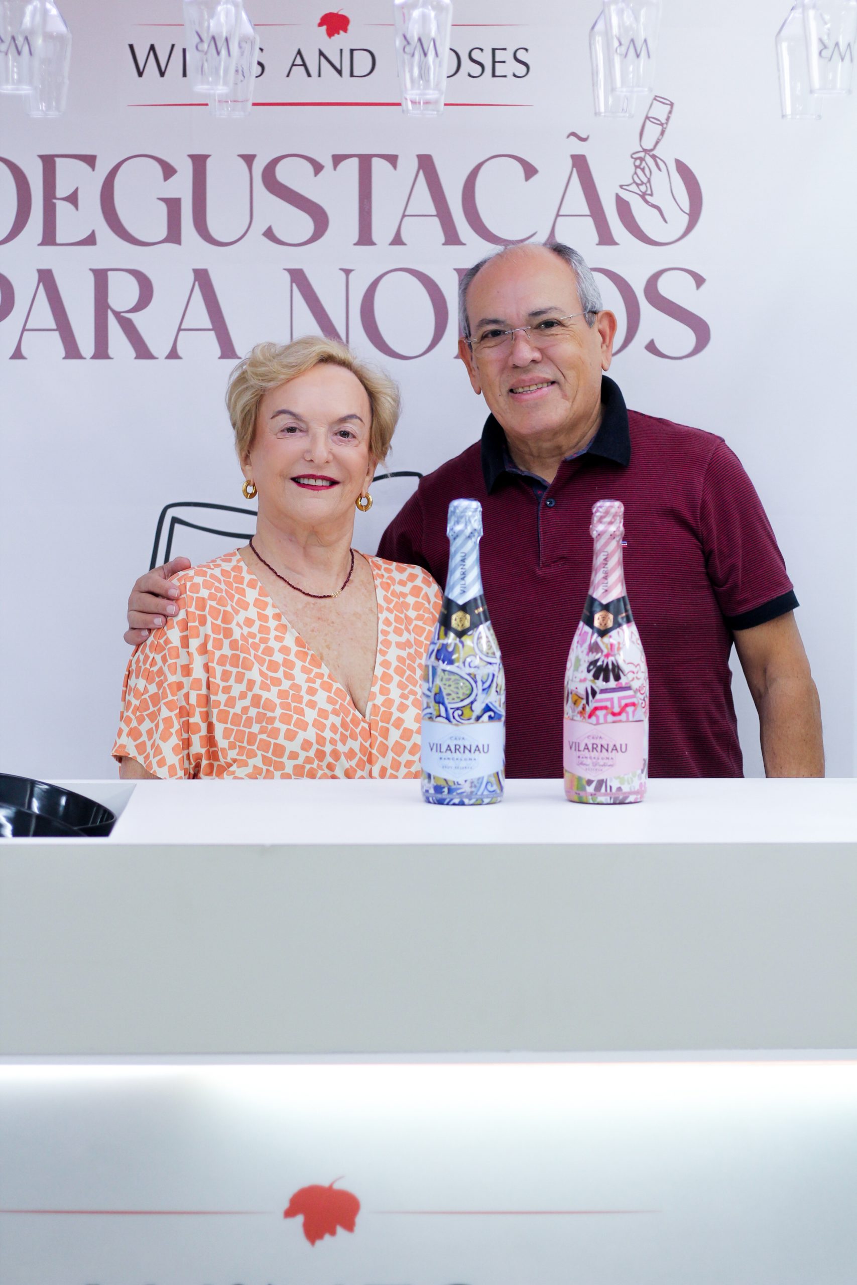 Casal abraçado bebida na mesa | Foto: Acervo Wines And Roses