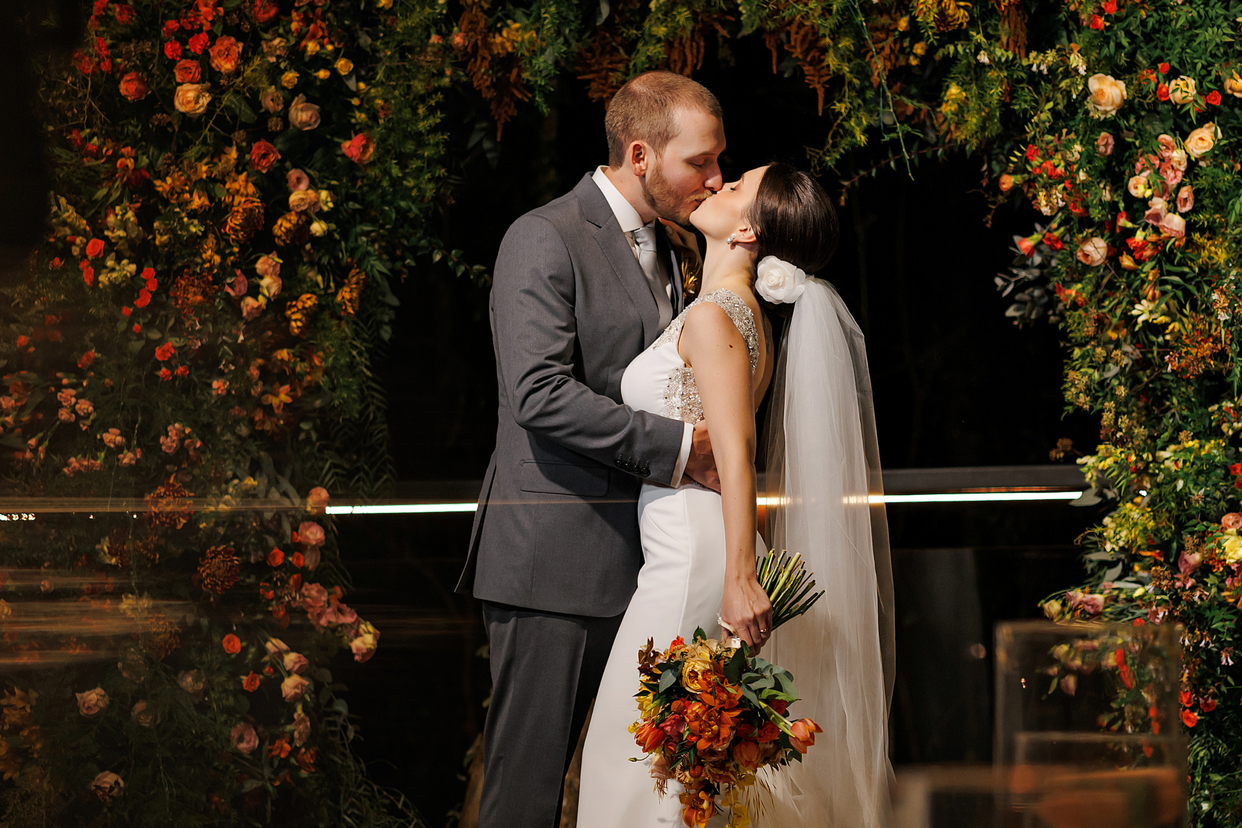 Casamento encanta com decoração rústica em tons terrosos e toques de natureza | Foto: Guilherme Rodrigues