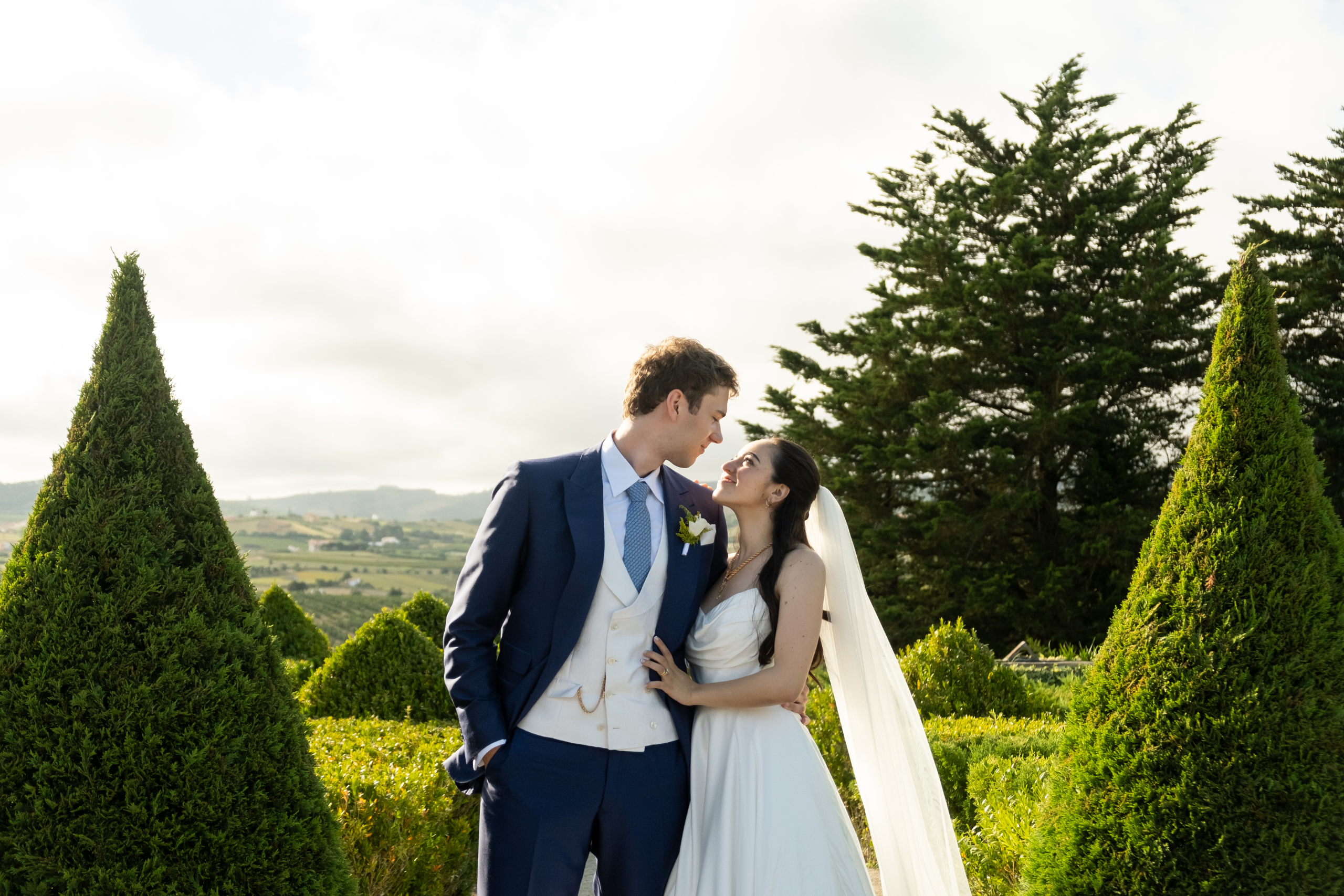 Do reencontro no Canadá ao casamento dos sonhos em Lisboa: Noivos celebram o amor em cerimônia clássica | Foto: Danielle Medeiros Fotografia