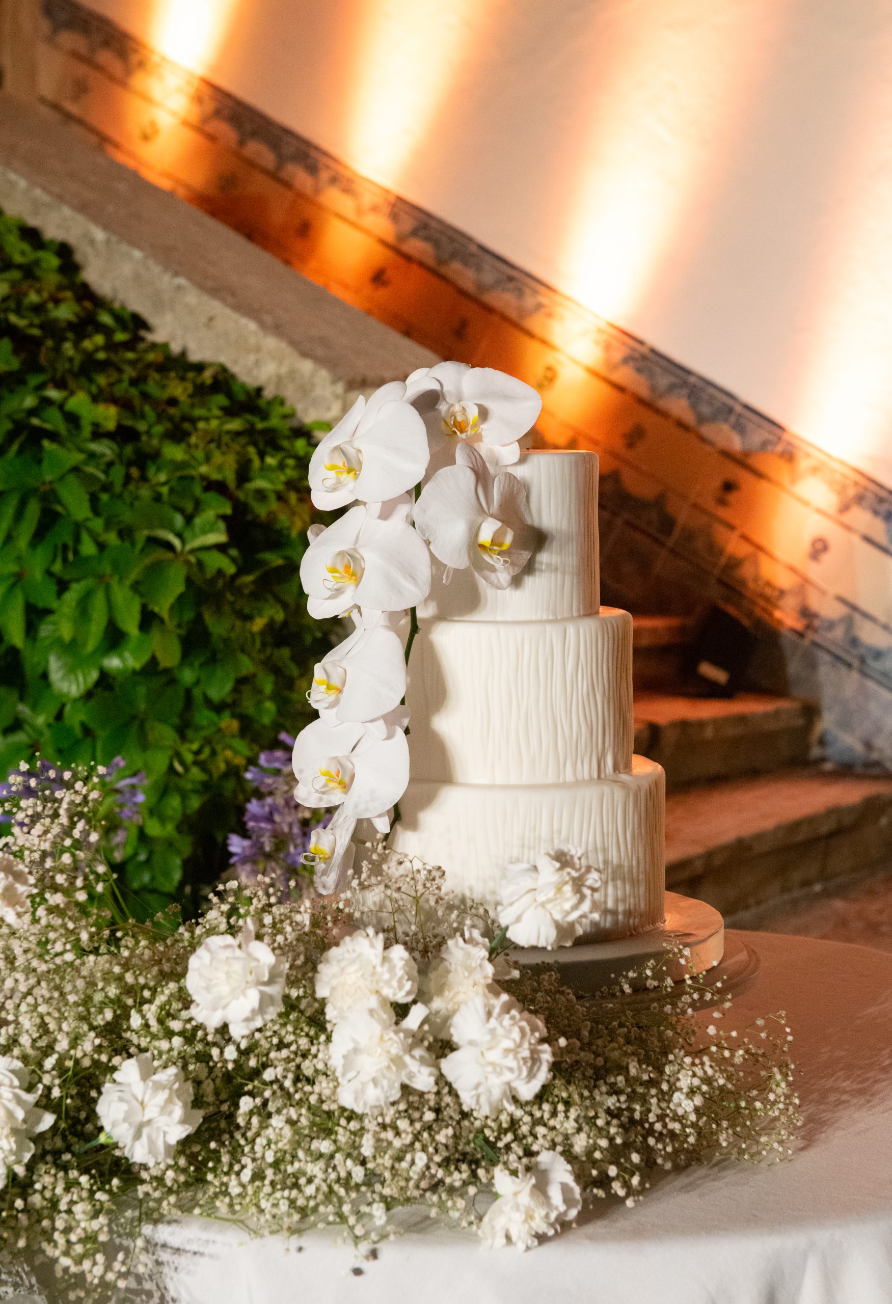 Bolo de casamento branco clássico de andares | Foto Danielle Medeiros Fotografia