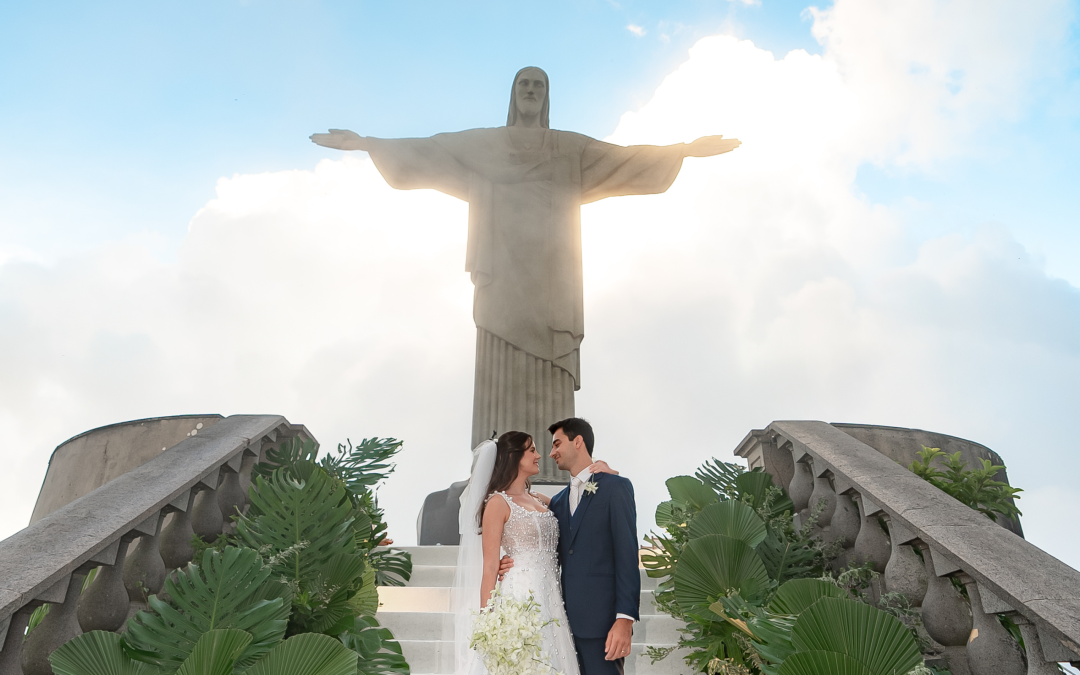 Cerimônia de casamento no Cristo Redentor: Noivos celebram união com vista panorâmica para o Rio de Janeiro