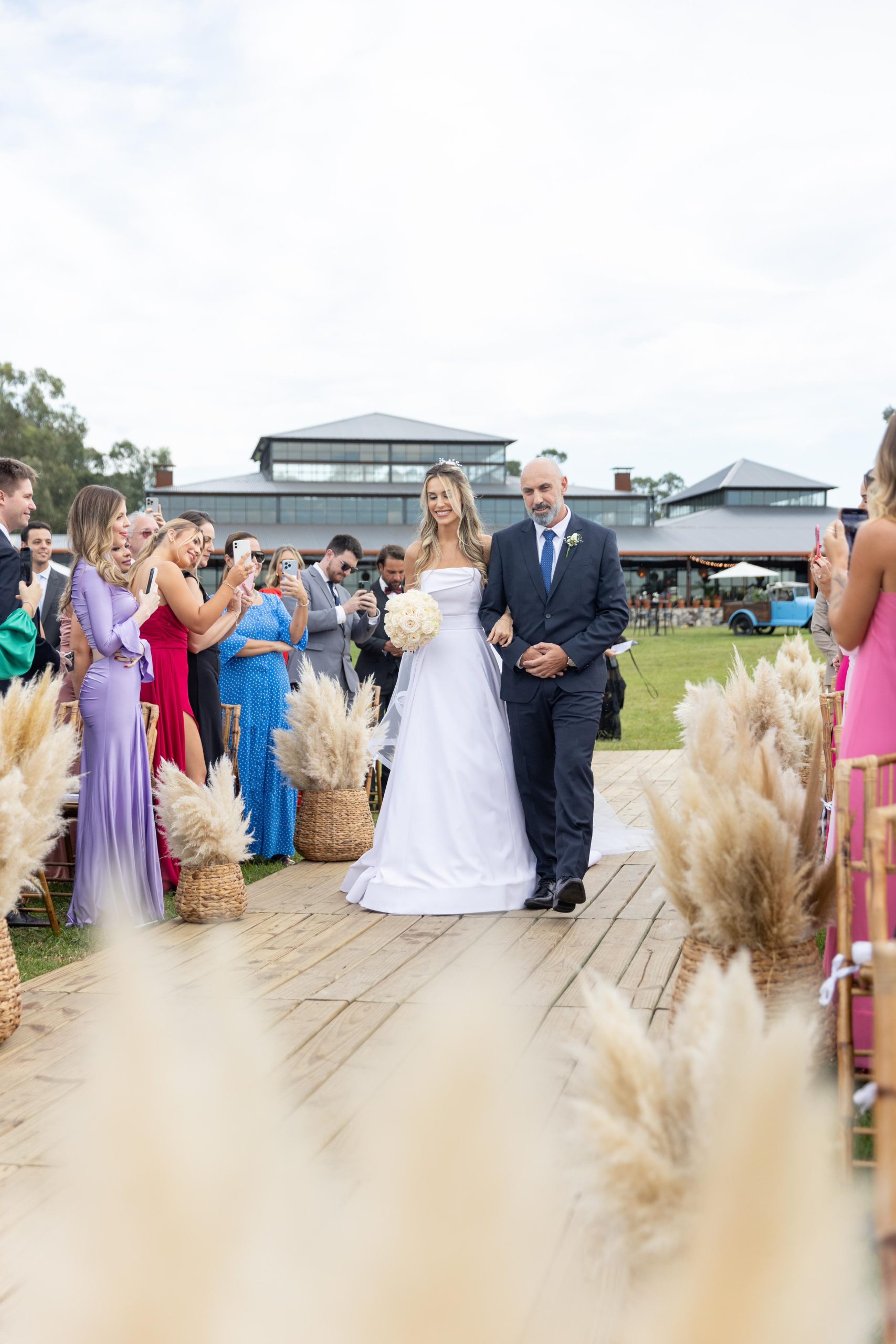 Entrada da noiva Rafaela na cerimônia de casamento no campo | Foto e filme Nathan Carvalho