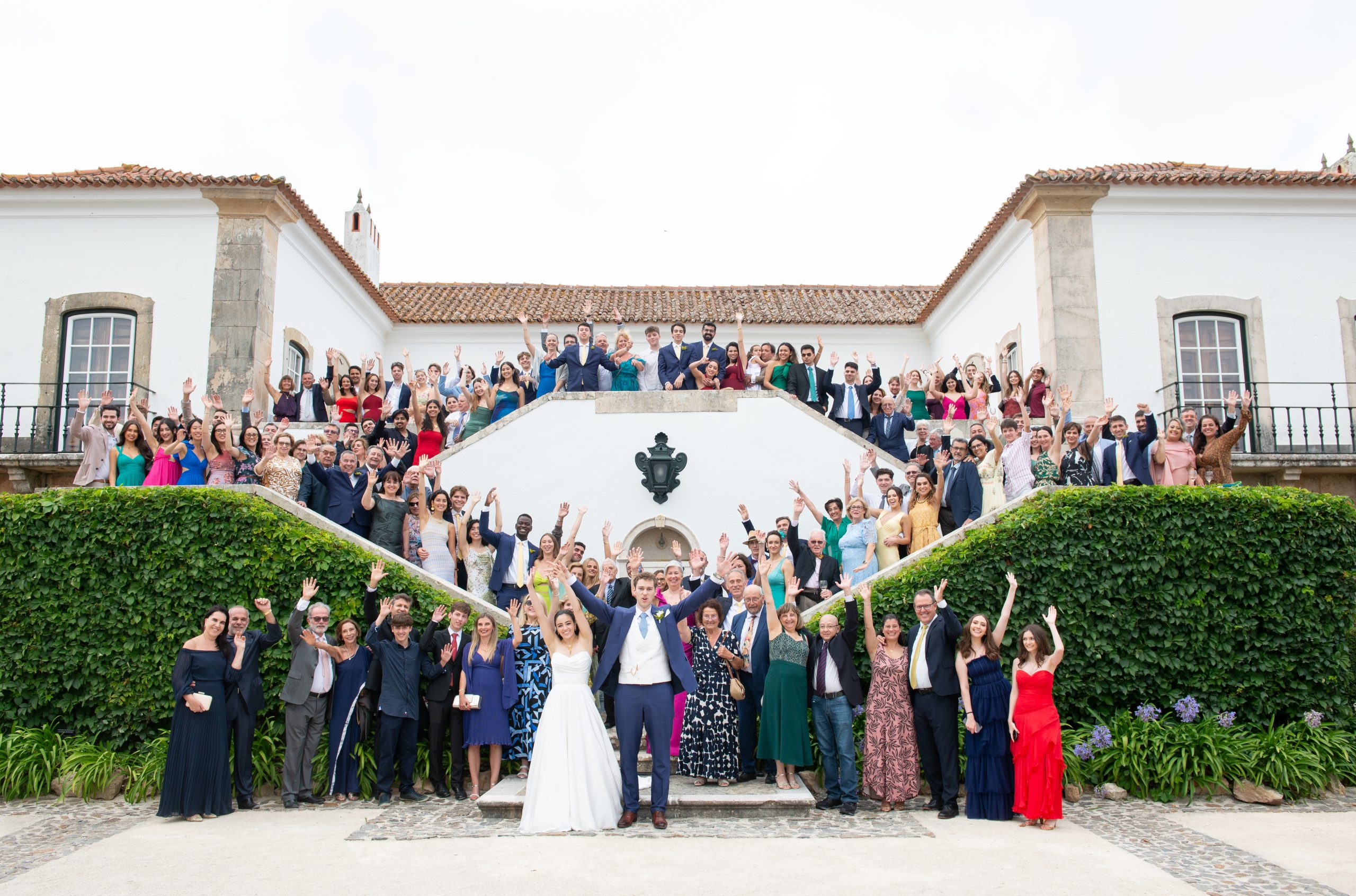 Noivos e familiares em cerimônia de casamento em Portugal na Quinta do Valle do Riacho| Foto: Danielle Medeiros Fotografia