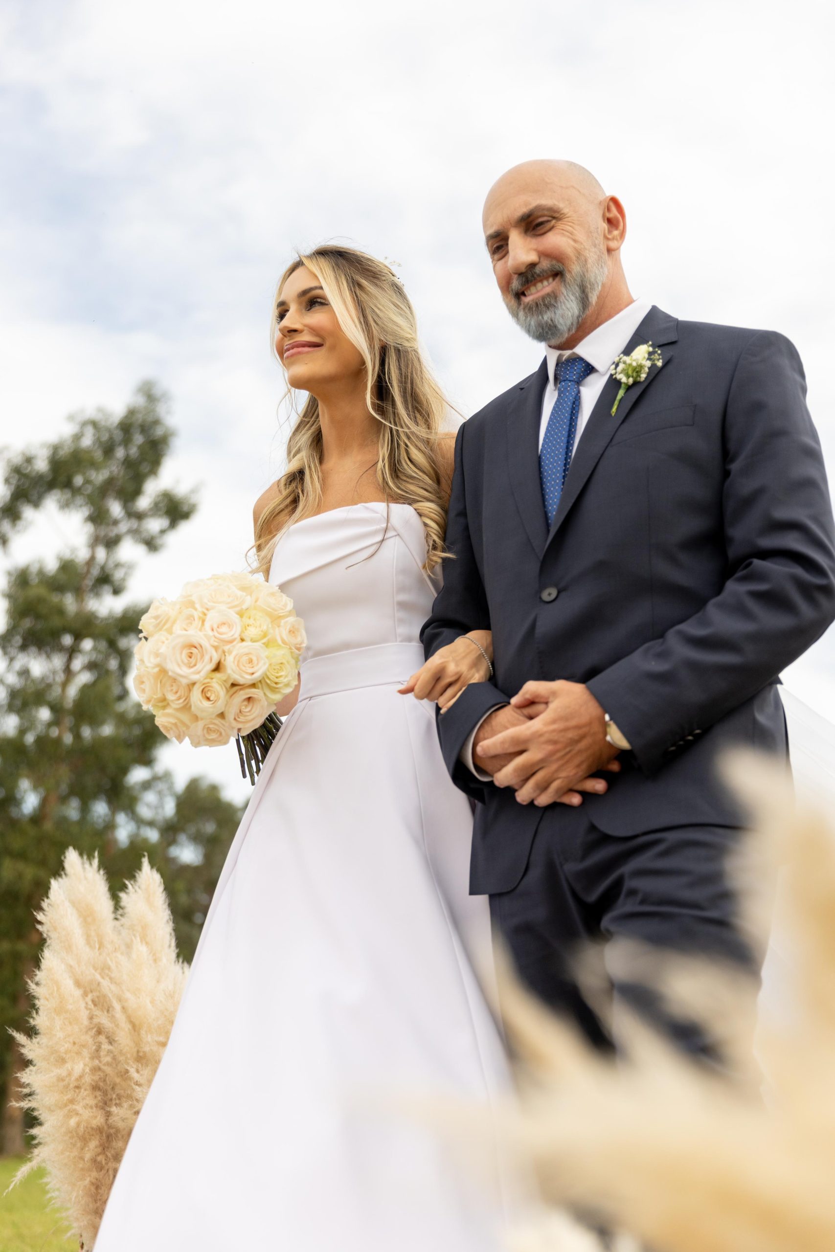 Noiva Rafaela ao lado do pai caminhando em direção ao altar | Foto e filme Nathan Carvalho