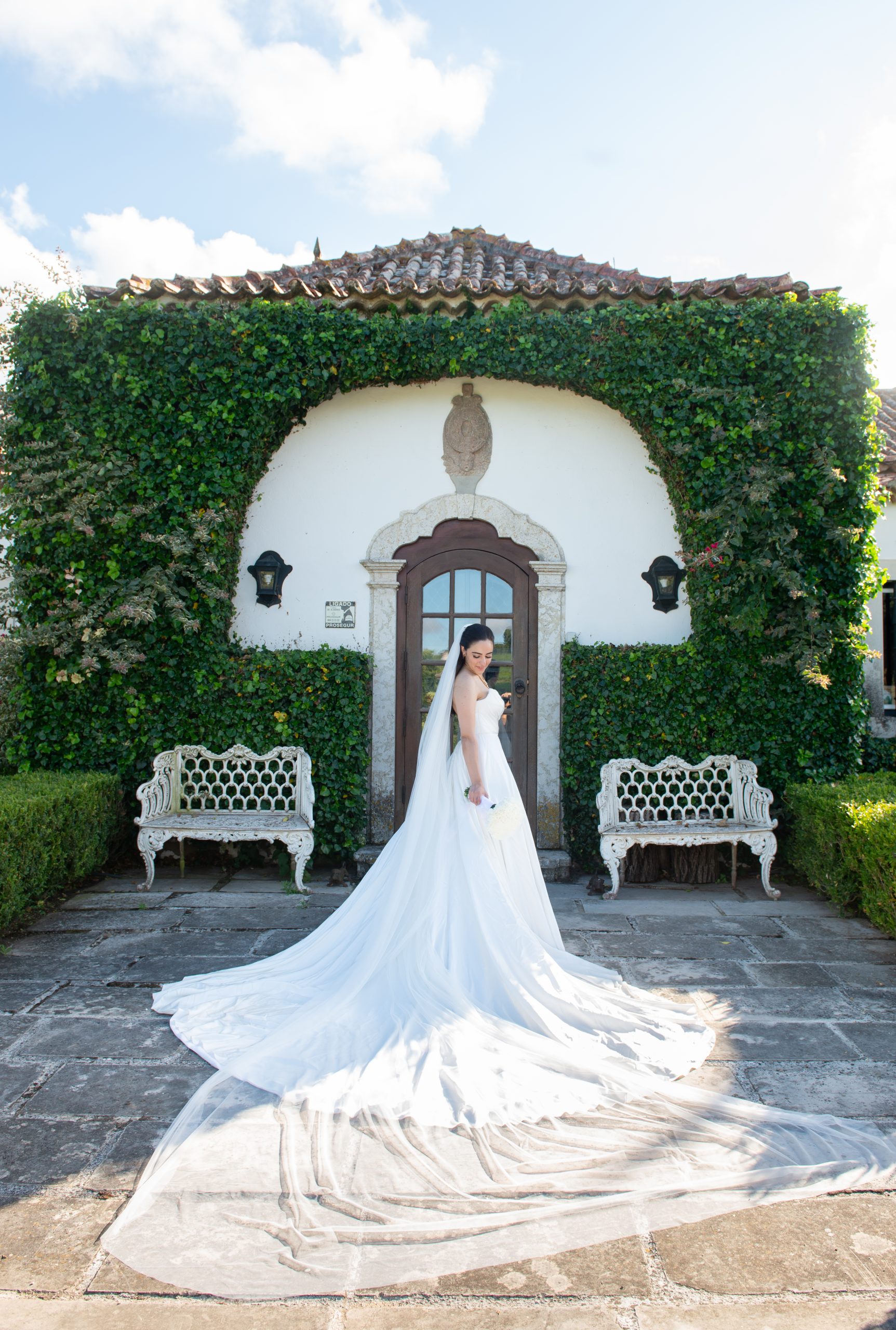 Vestido de noiva clássico com cauda | Foto Danielle Medeiros Fotografia