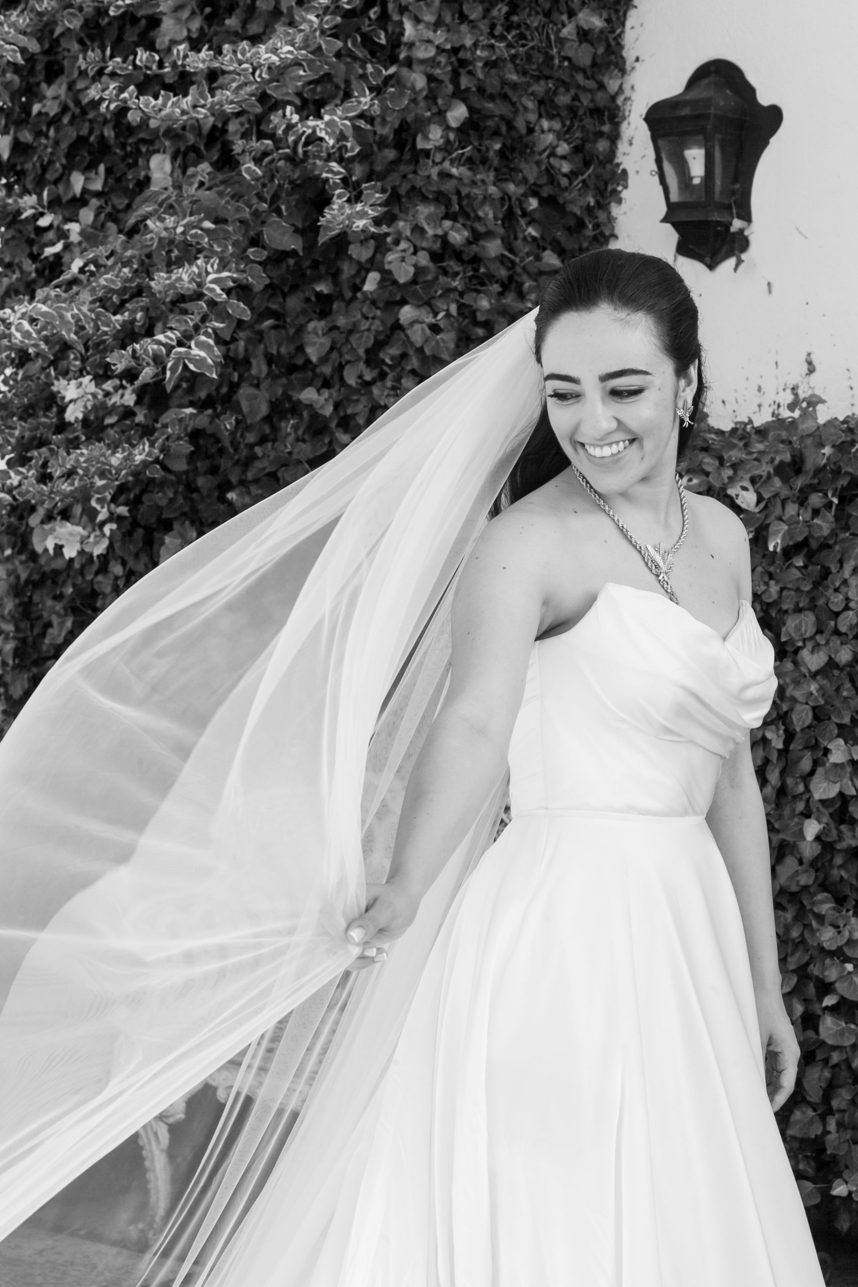 Vestido de noiva com véu longo | Foto Danielle Medeiros Fotografia