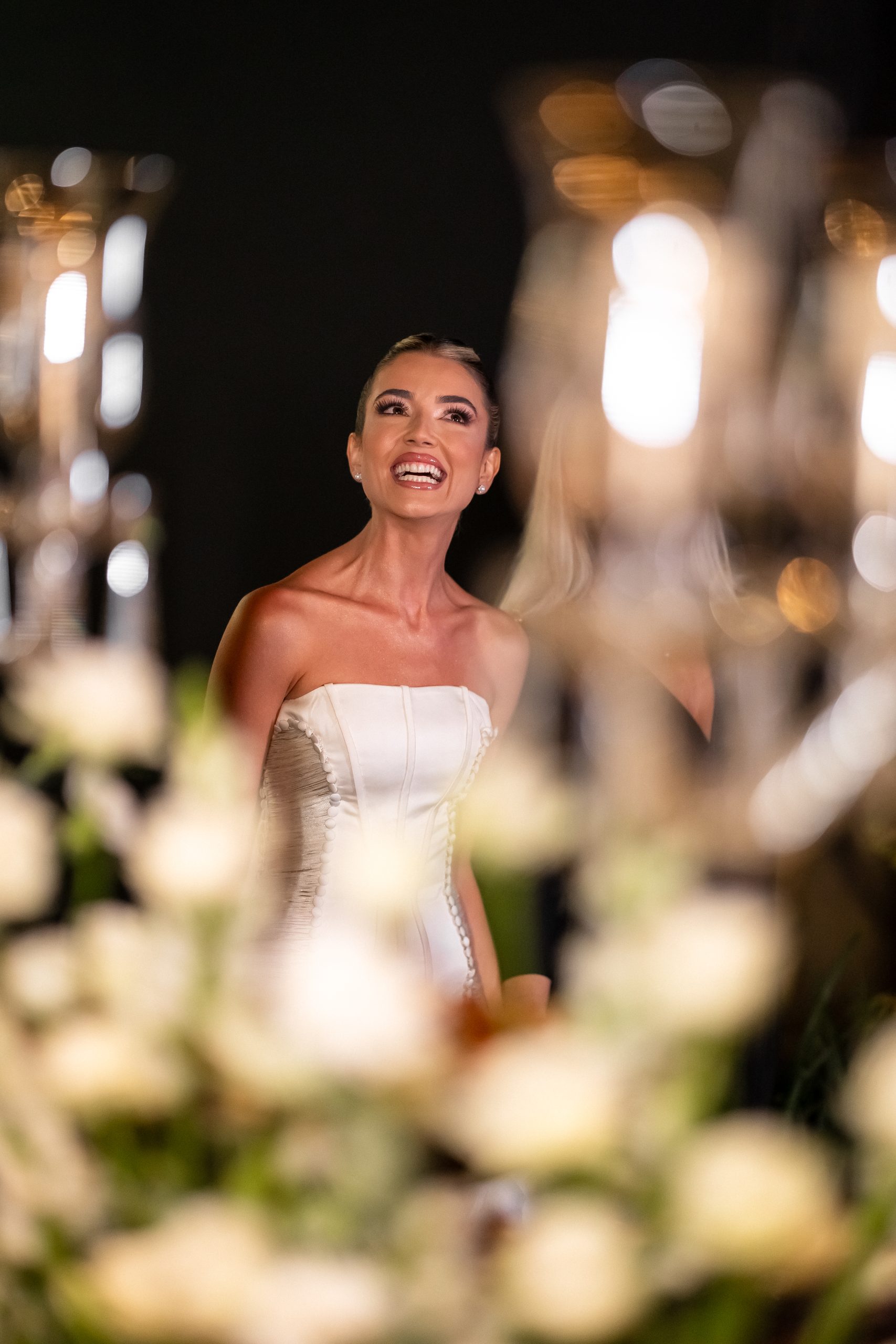 Reação da noiva Nadyeska ao ver o resultado da produção do casamento feito por Lu Krizanowski | Foto: Marcel Kriegl Fotografia