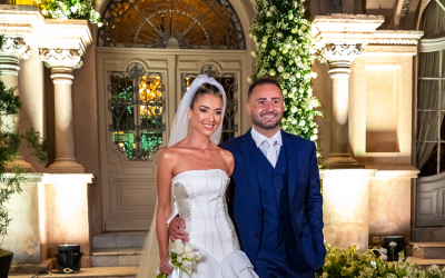 Cerimônia de casamento no Castelo do Batel: Flores brancas, velas pelos salões e tons de verde compõem a decoração