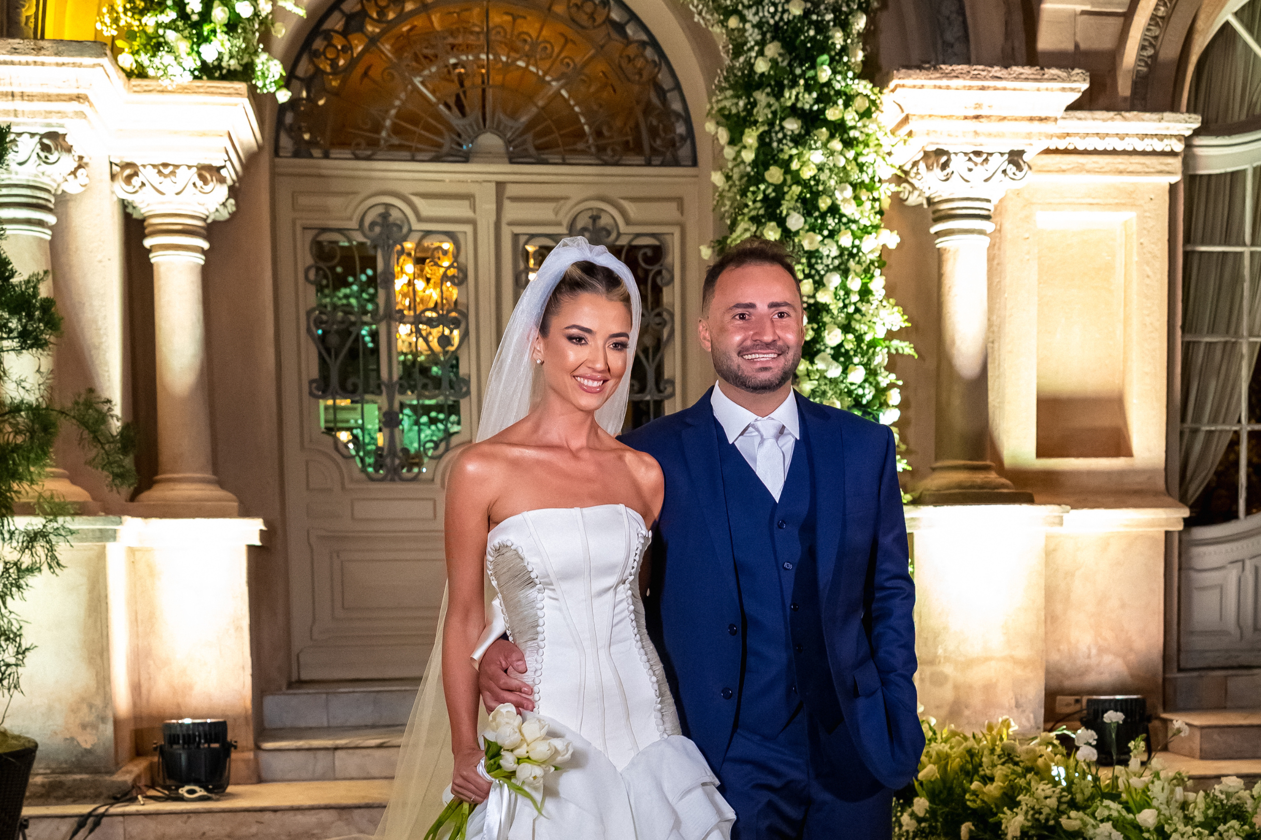 Cerimônia de casamento no Castelo do Batel: Flores brancas, velas pelos salões e tons de verde compõem a decoração | Foto: Marcel Kriegl Fotografia