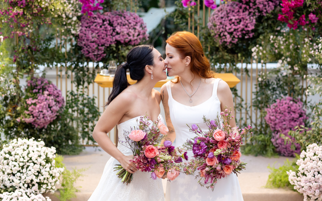 Cores e emoção: Noivas celebram o amor e a união em um casamento elegante no Palácio Tangará