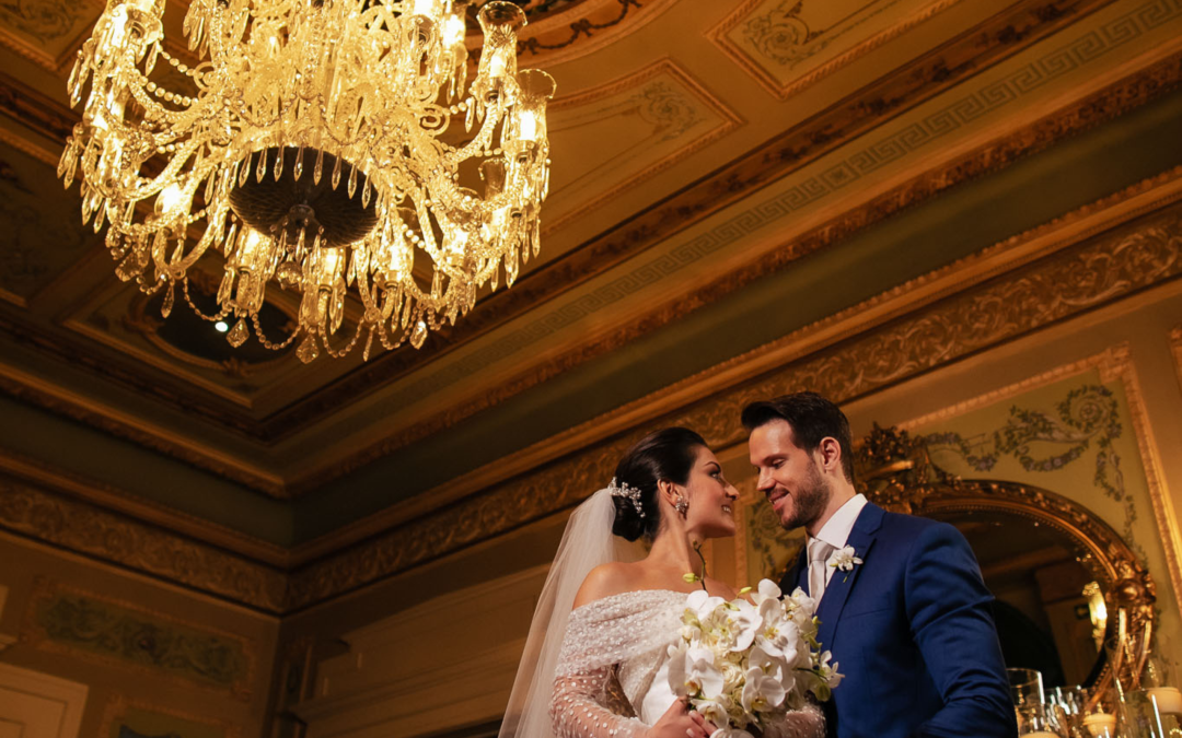 Dez anos de história refletidos em um grande dia: Veja os detalhes do casamento clássico e emocionante de Bianca e Carlos