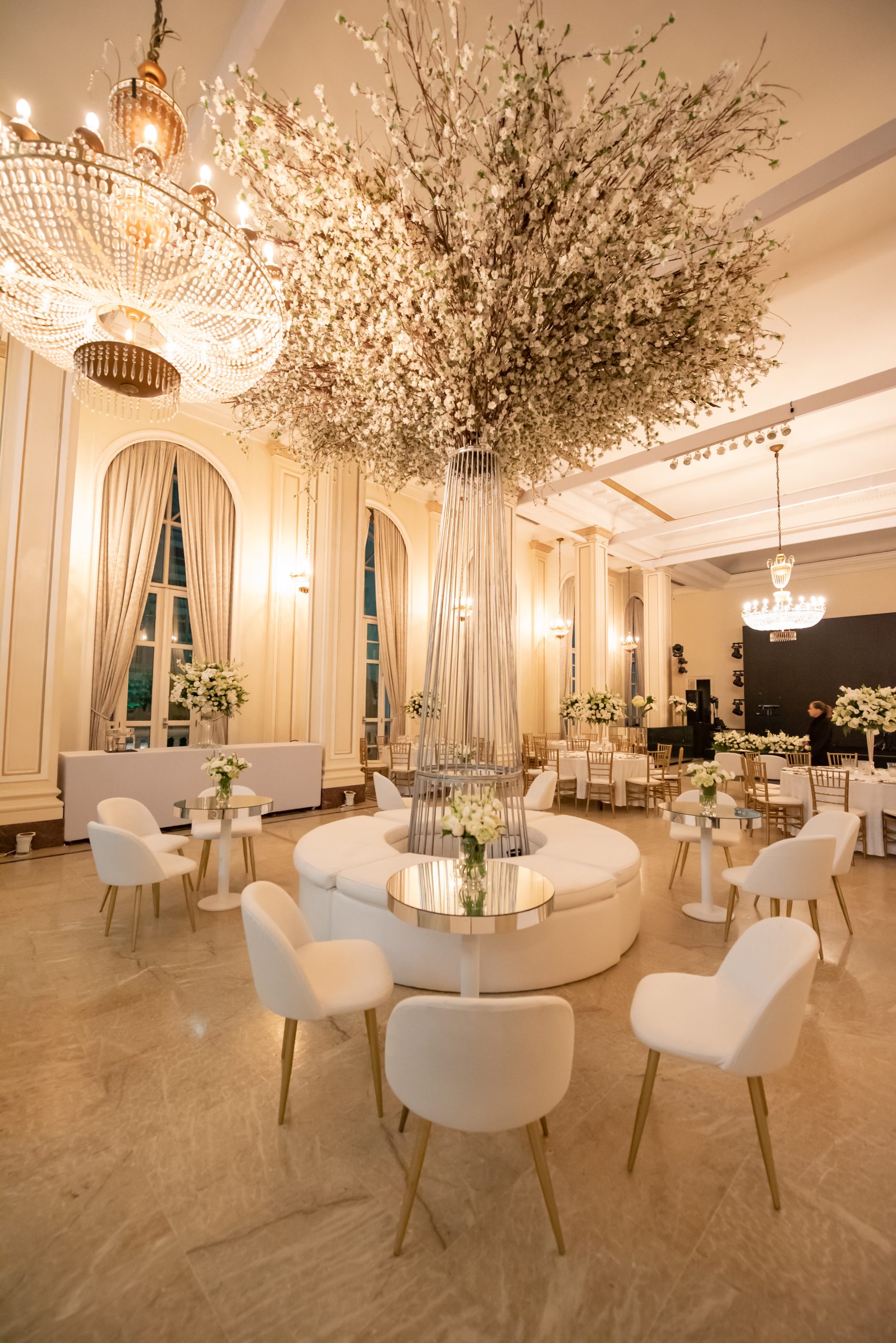 Projeto de decoração assinado por Vinicius Condeixa e mobiliário por Lona Cristal Eventos | Foto: Marina Fava Fotografia