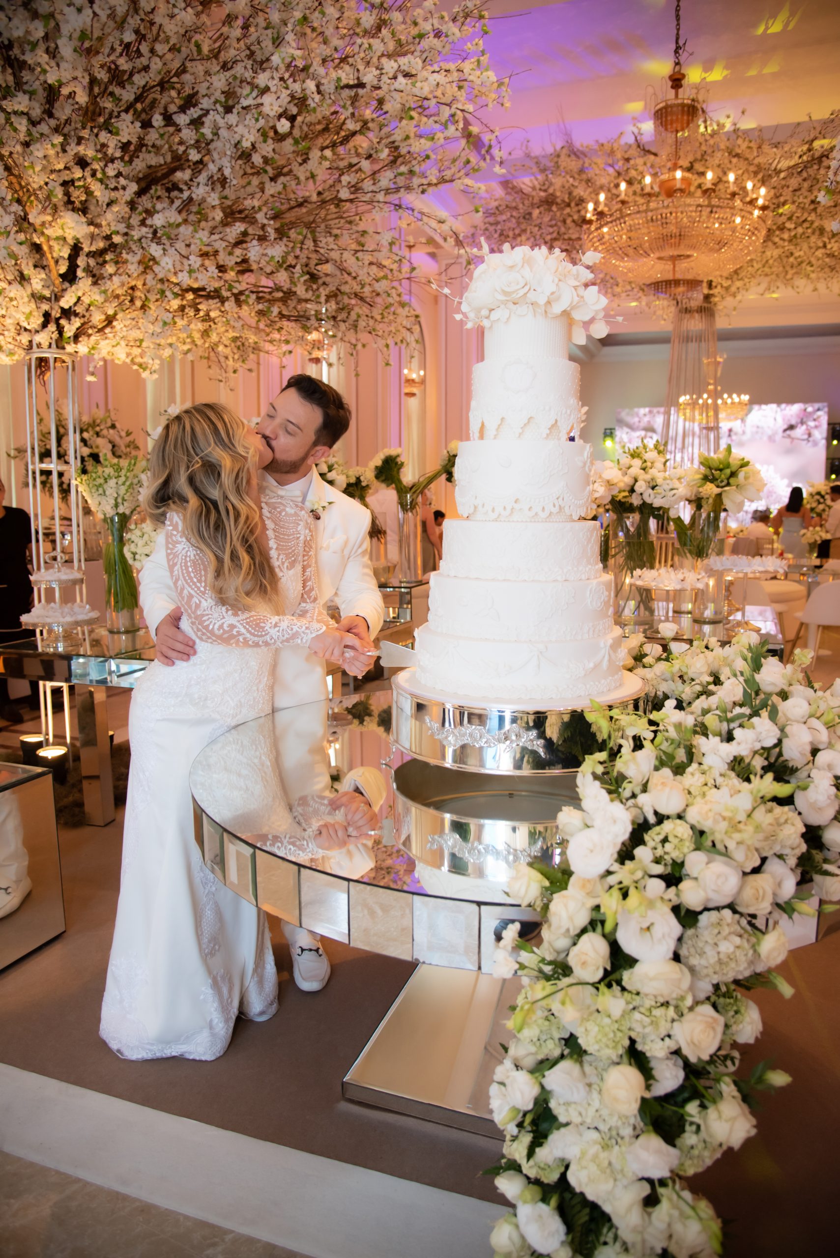 Bolo de casamento clássico branco com andares assinado por Antonio Maciel Cakes  | Foto: Marina Fava Fotografia