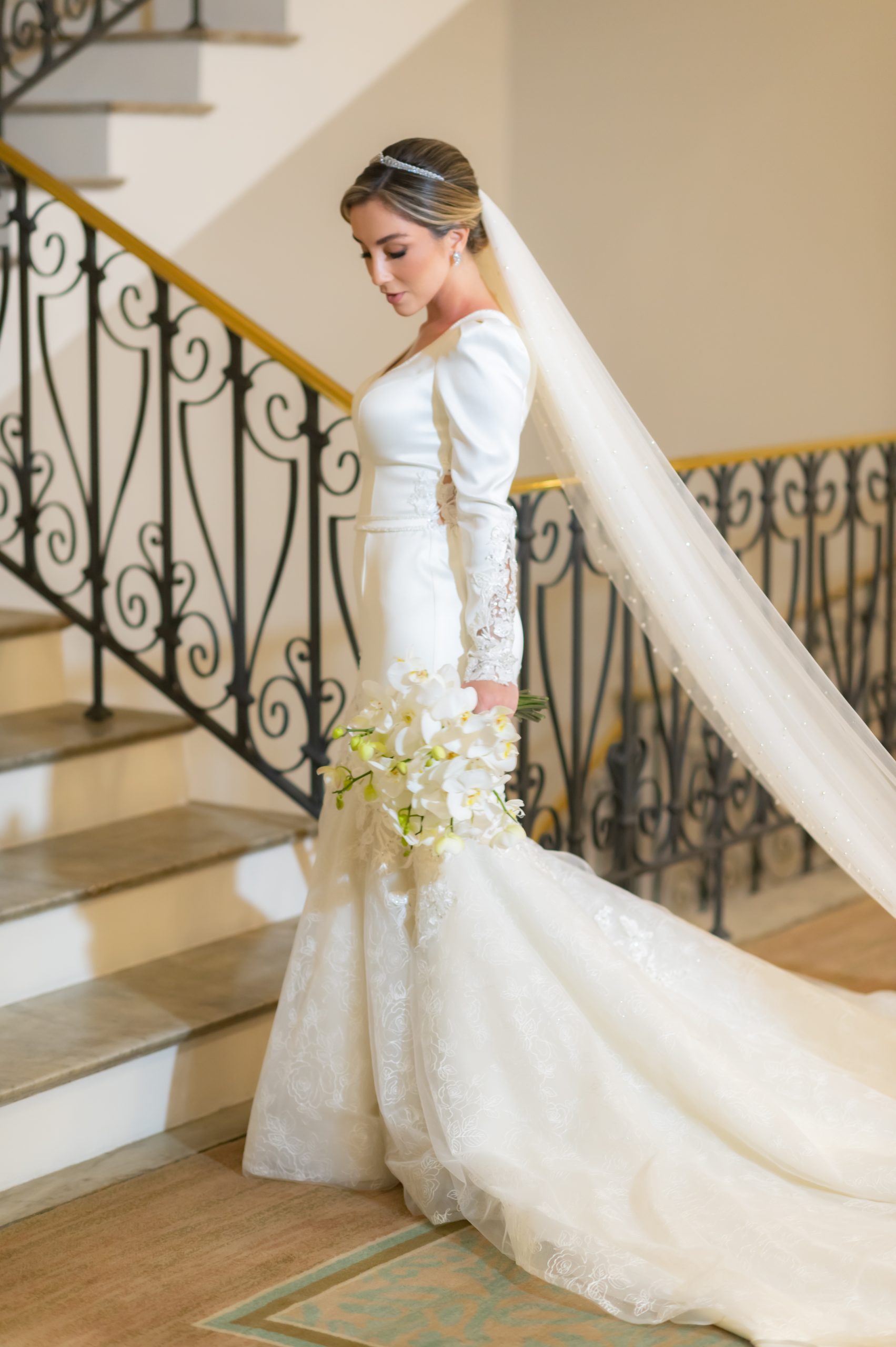 Vestido de noiva estilo sereia com cauda e véu bordado com pérolas | Foto: Marina Fava Fotografia