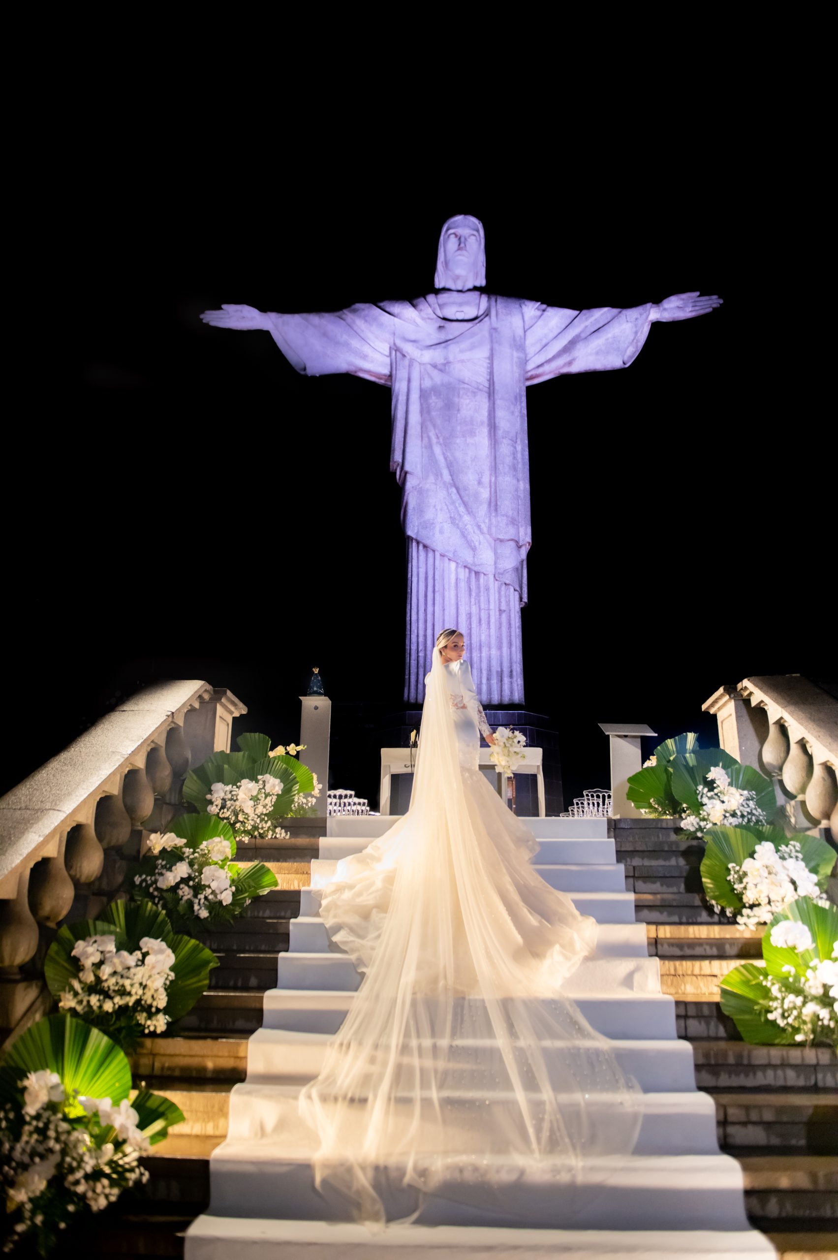 Noiva aos pés do Cristo Redentor para cerimônia de casamento | Foto: Marina Fava Fotografia