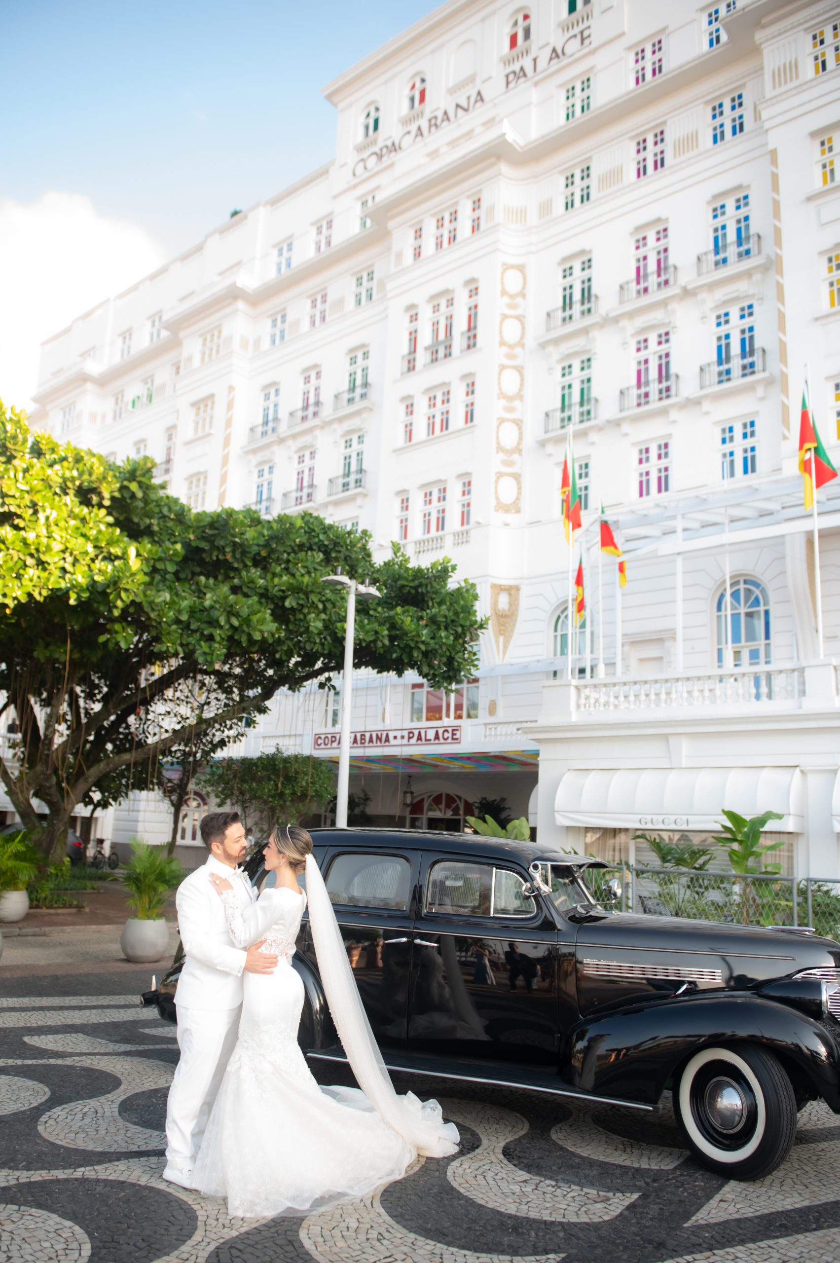 Noivos recebem convidados para festa de casamento no Belmond Copacabana Palace | Foto: Marina Fava Fotografia