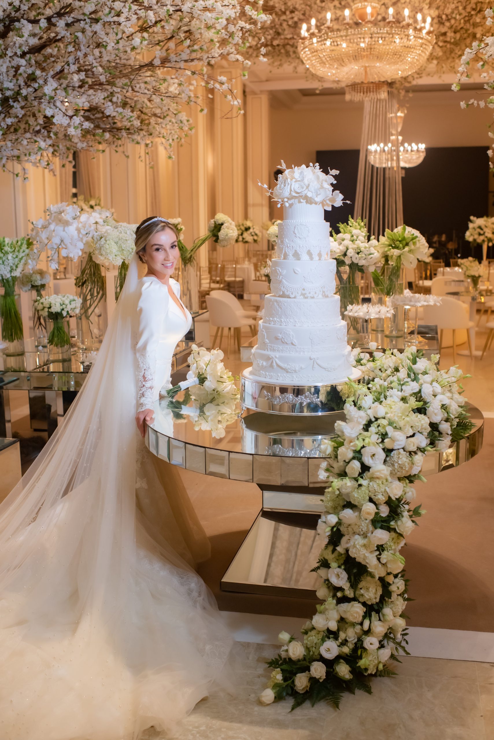 Bolo de casamento clássico branco com andares assinado por Antonio Maciel Cakes  | Foto: Marina Fava Fotografia