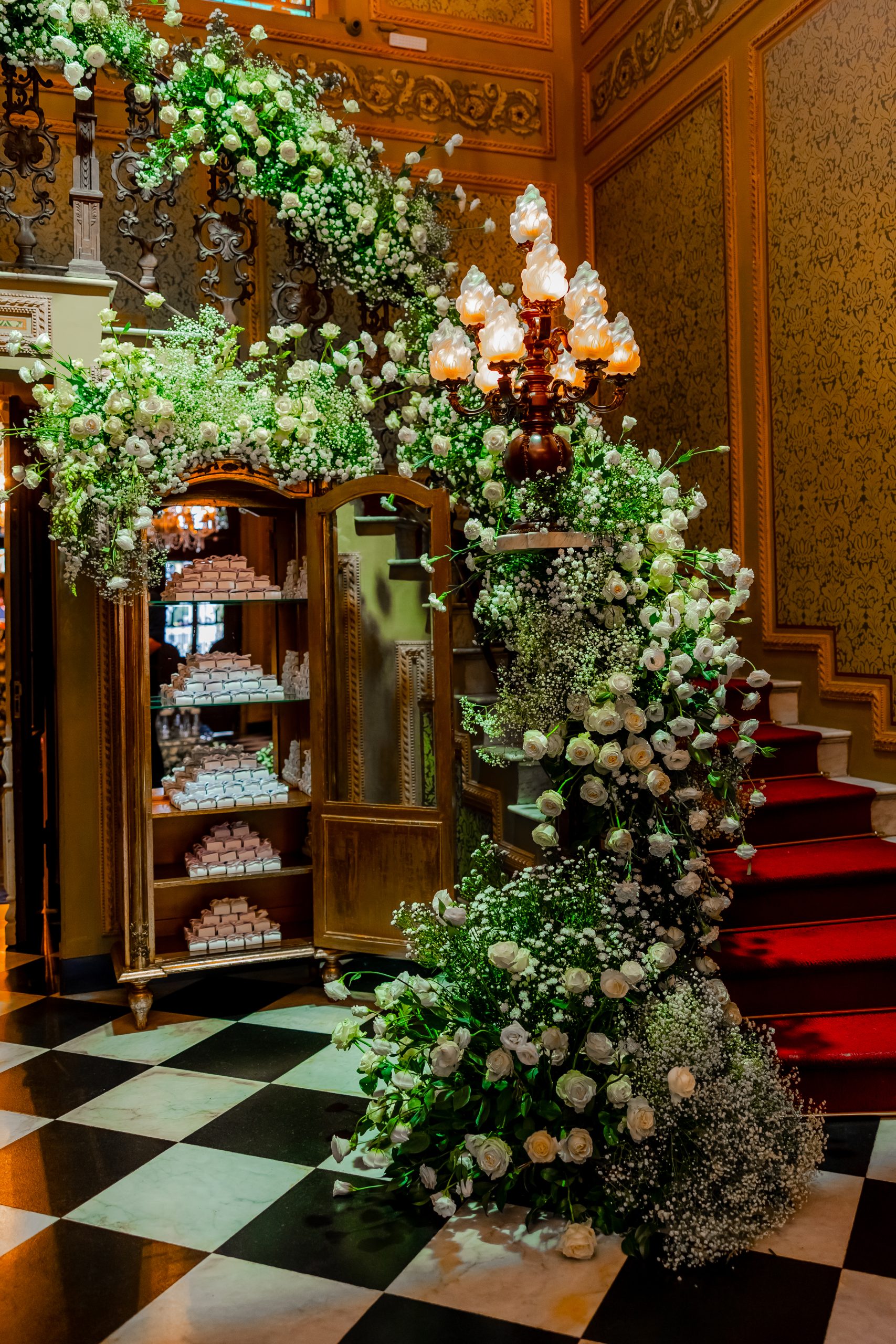 Detalhes da decoração floral para cerimônia de casamento clássico no Castelo do Batel | Foto: Marcel Kriegl Fotografia