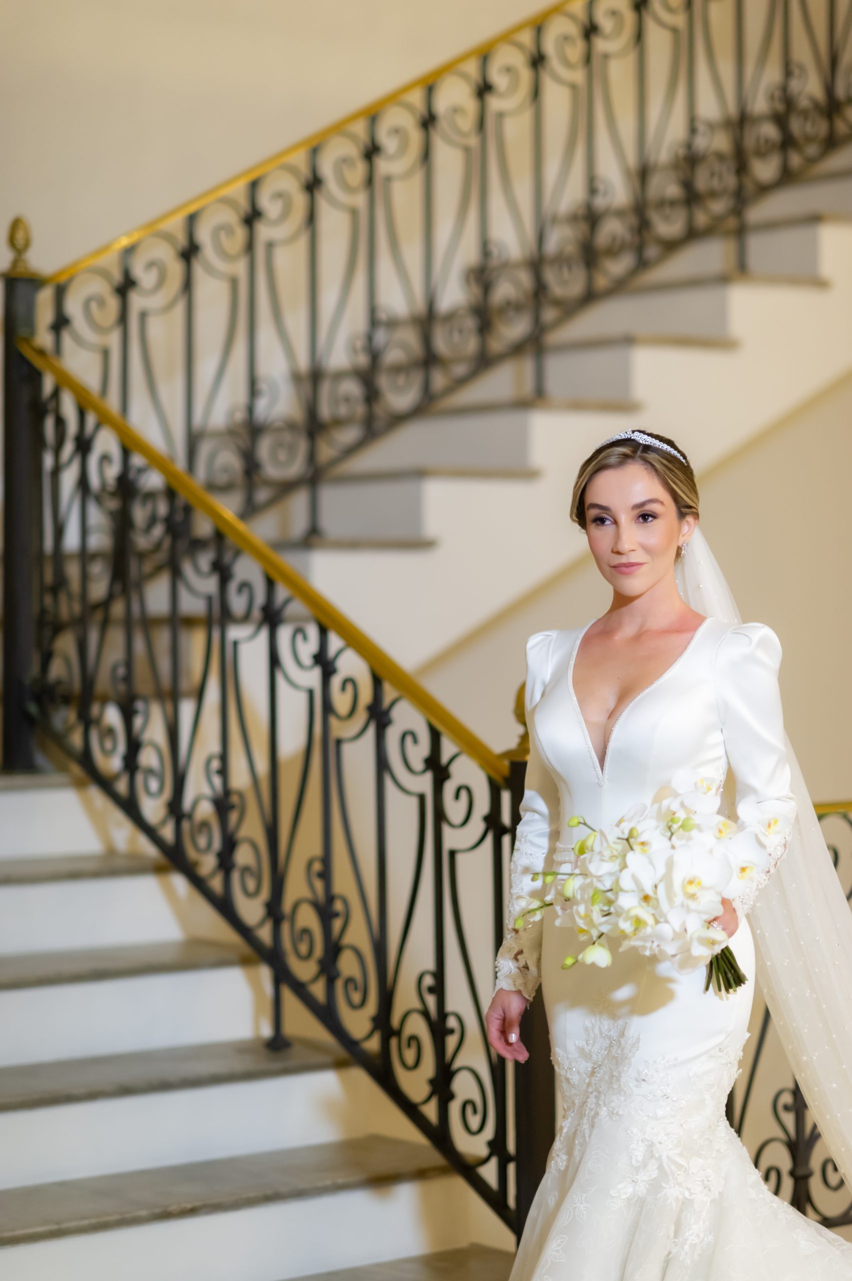 Vestido de noiva estilo sereia com elementos de princesa e véu bordado com pérolas | Foto Marina Fava Fotografia