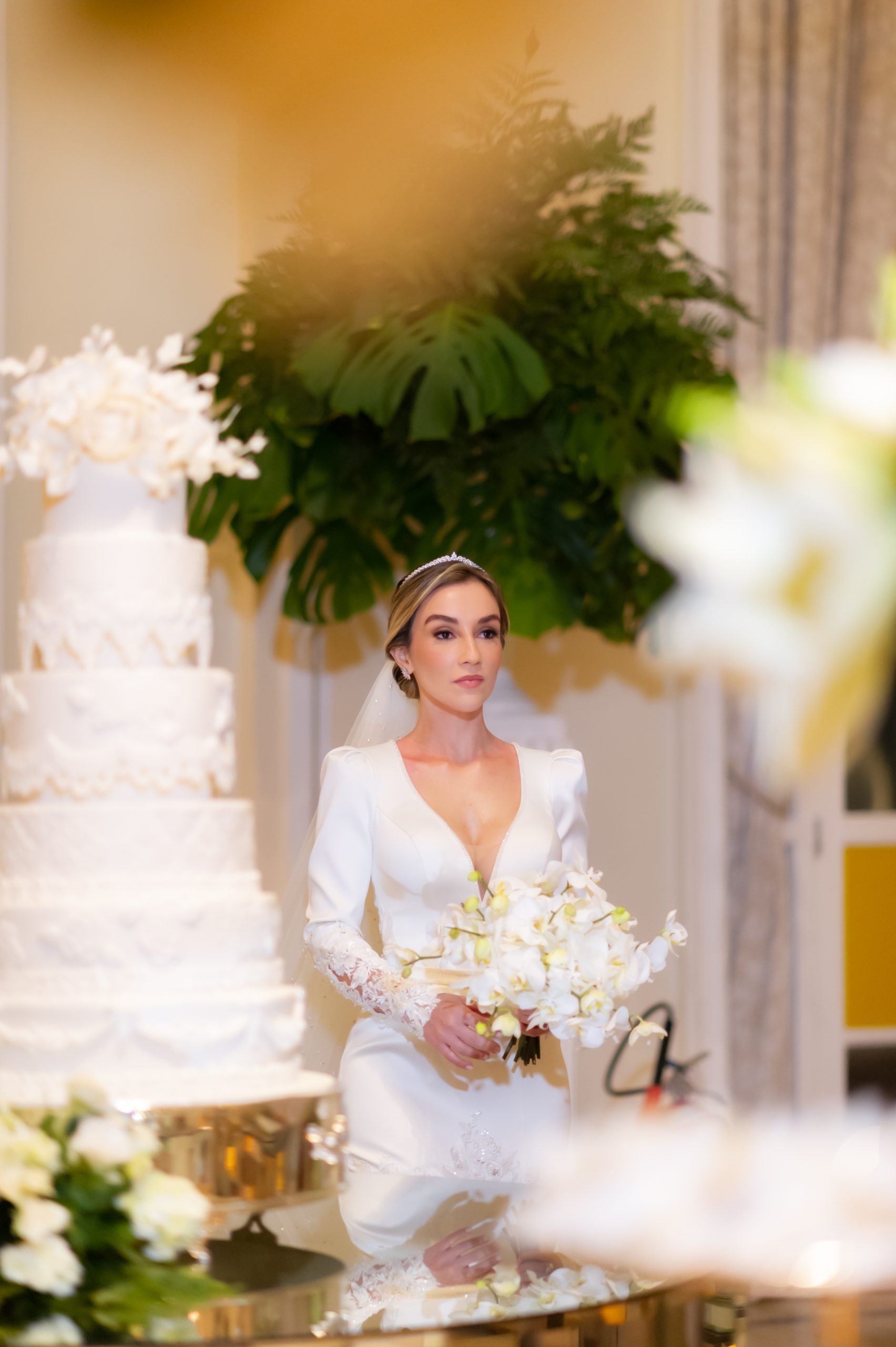 Bolo de casamento clássico branco com andares assinado por Antonio Maciel Cakes  | Foto: Marina Fava Fotografia