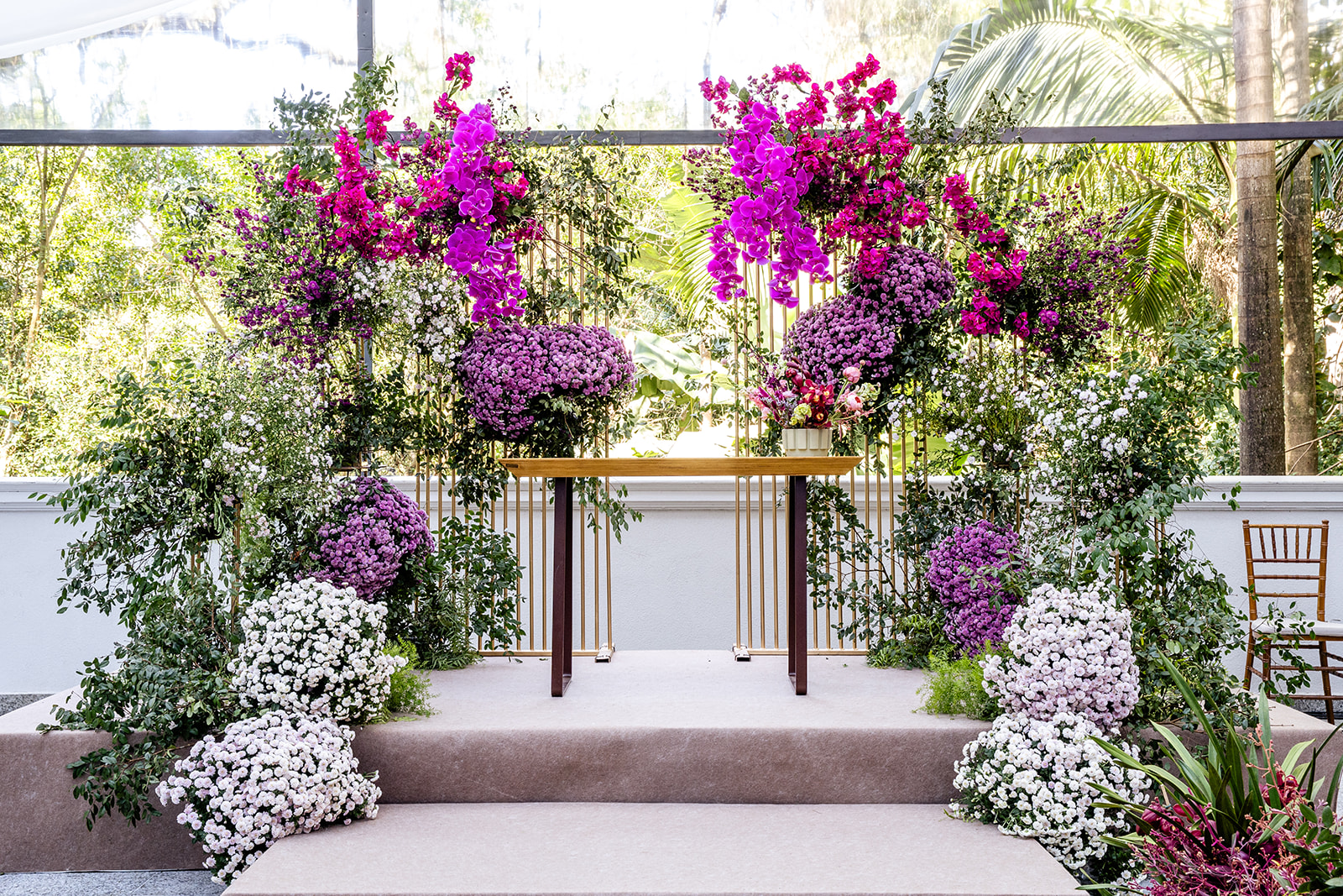 Altar decorado com flores em tons de lilás, marsala e lavanda | Foto: Anna Quast e Rick Arruda Fotografia 