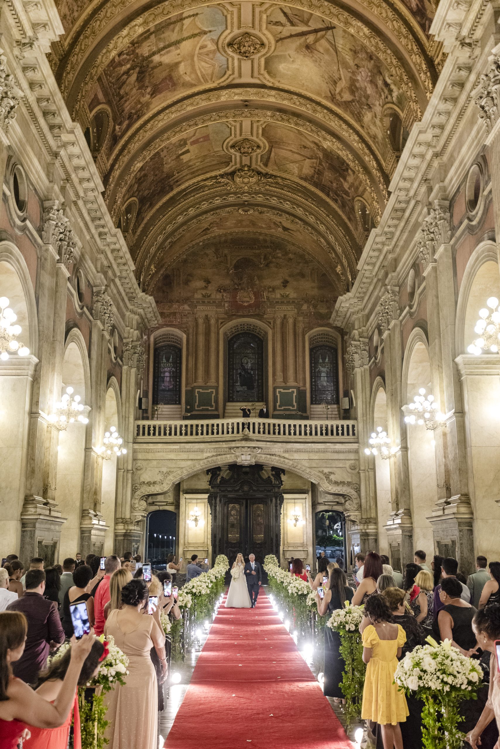 Casal caminhando para o altar | Foto: Acervo Stevez