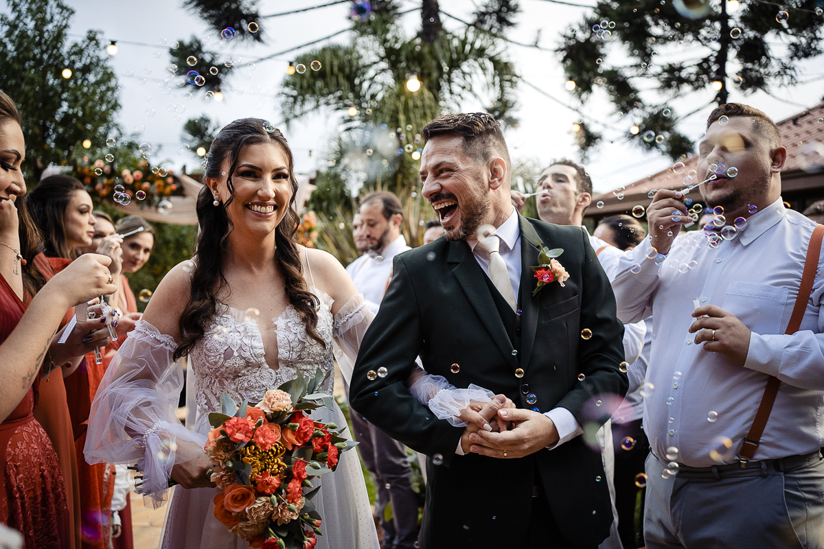 Casal feliz em direção ao altar | Foto: Acervo Union Fotografia.Art